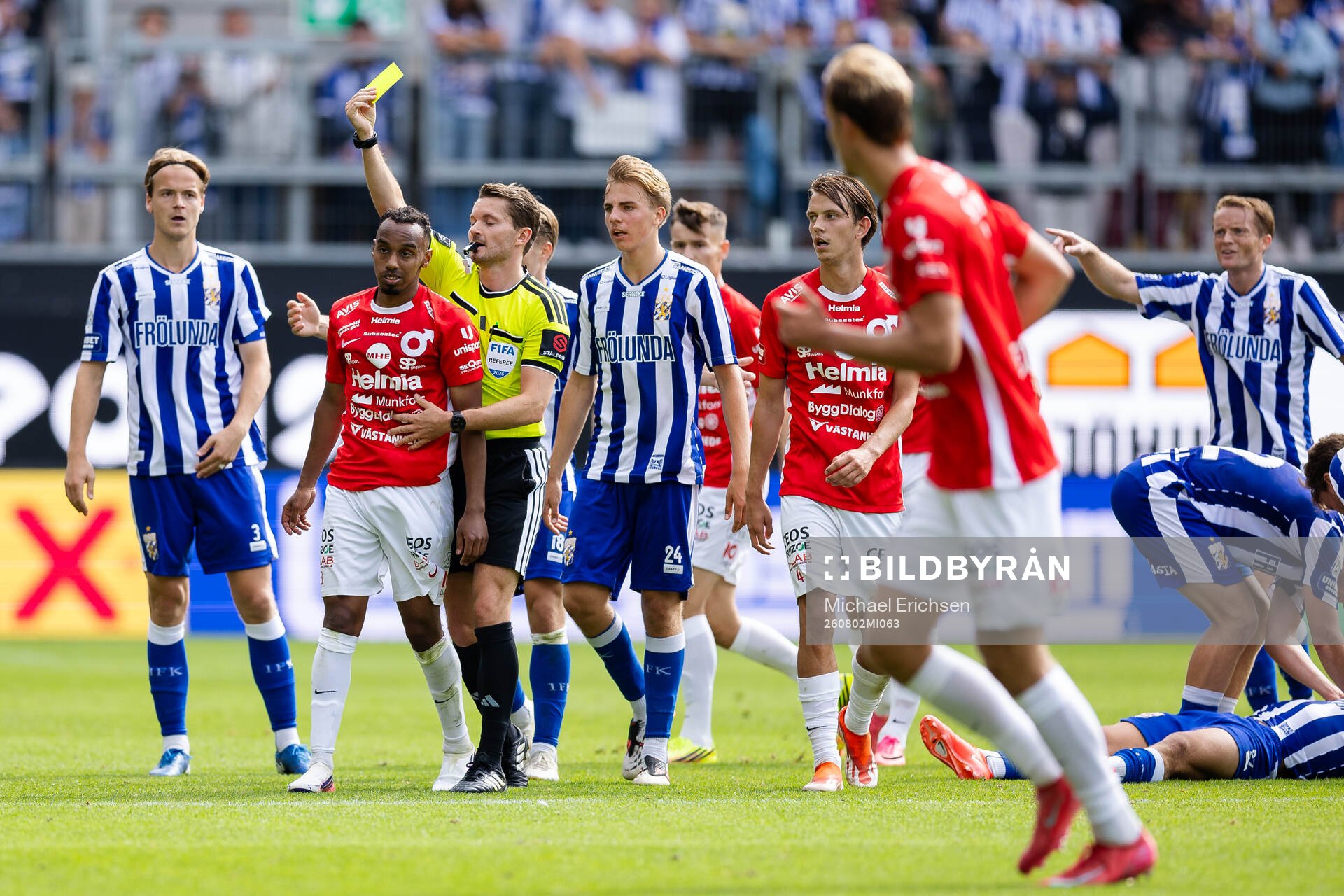 Domare Joakim Sars ger Degerfors Bilal Hussein ett gult kort