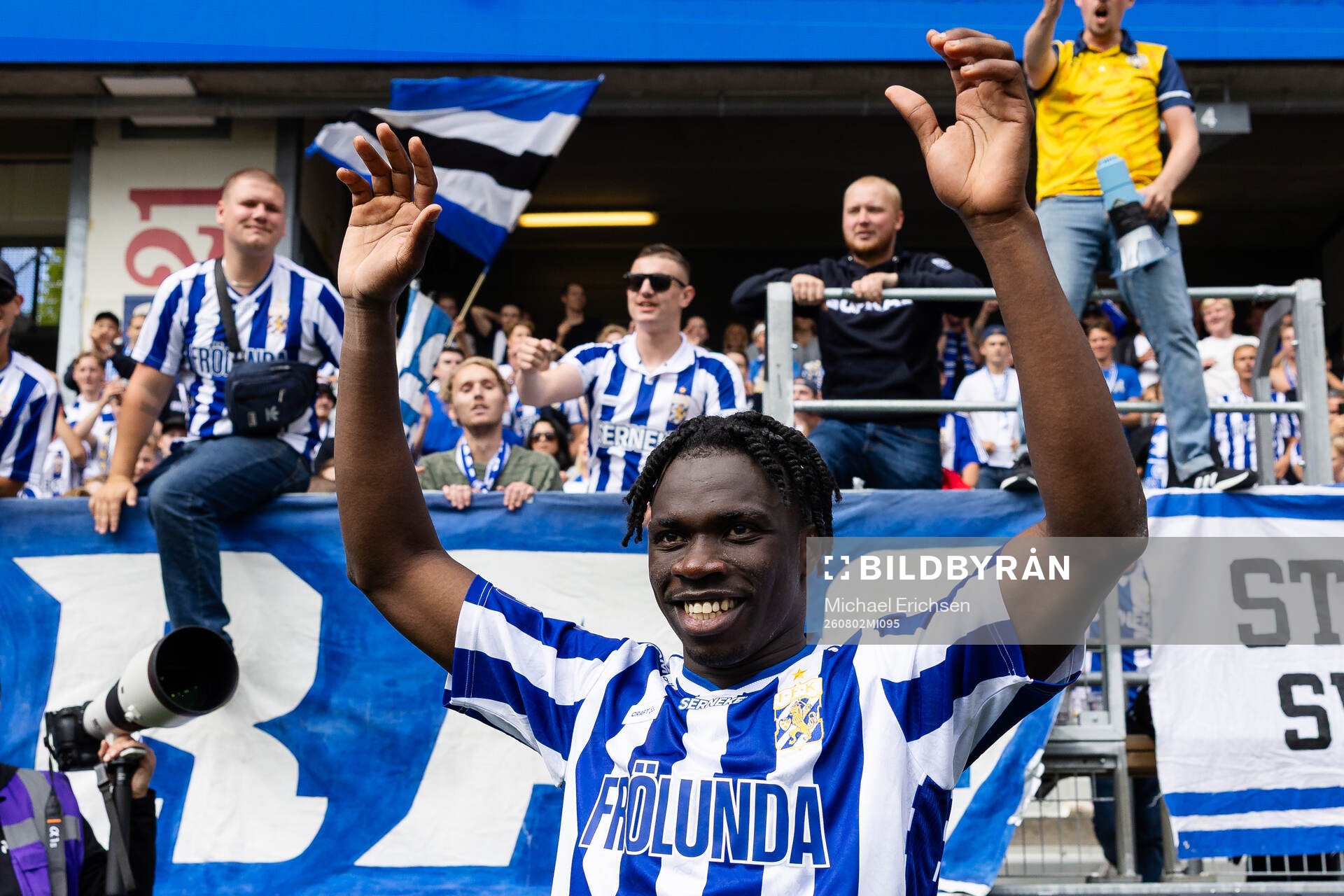 IFK Göteborgs Rockson Yeboah framför klacken som sjunger