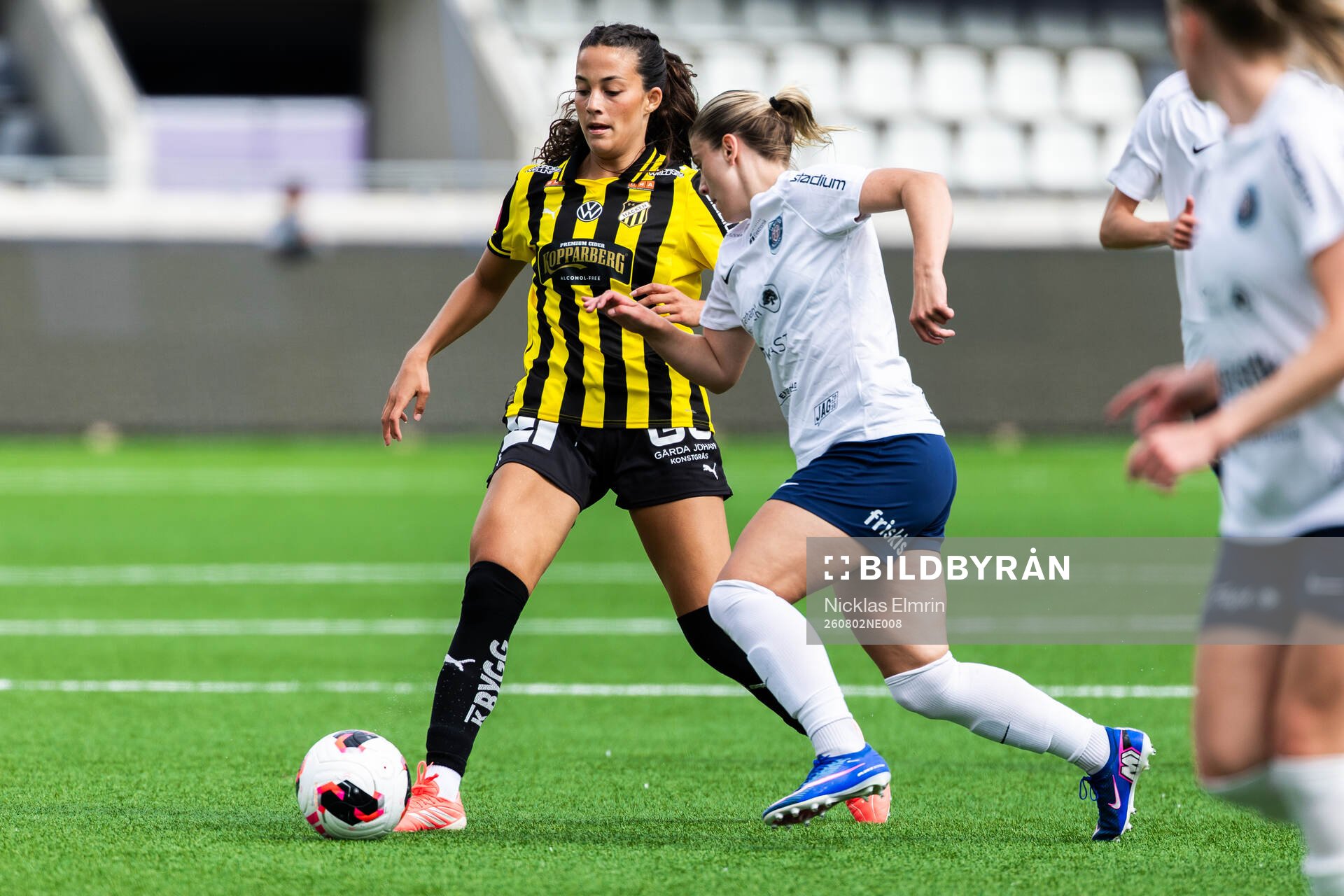 Häckens Joy Omewa och Eskilstuna United DFFs Heida
