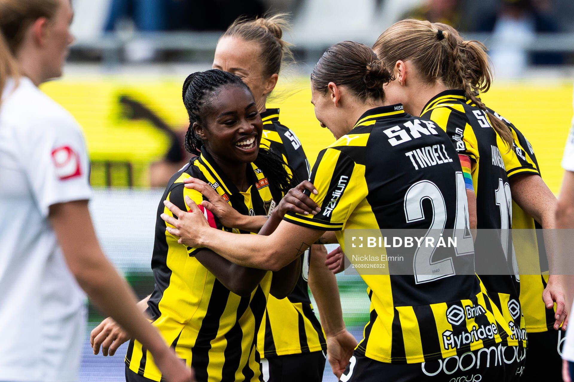 Häckens Monica Jusu Bah och Tabitha Michelle Tindell jublar