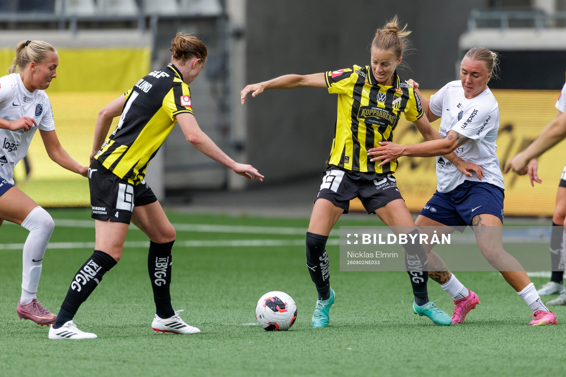 Häckens Aivi Luik och Eskilstuna United DFFs Linnea