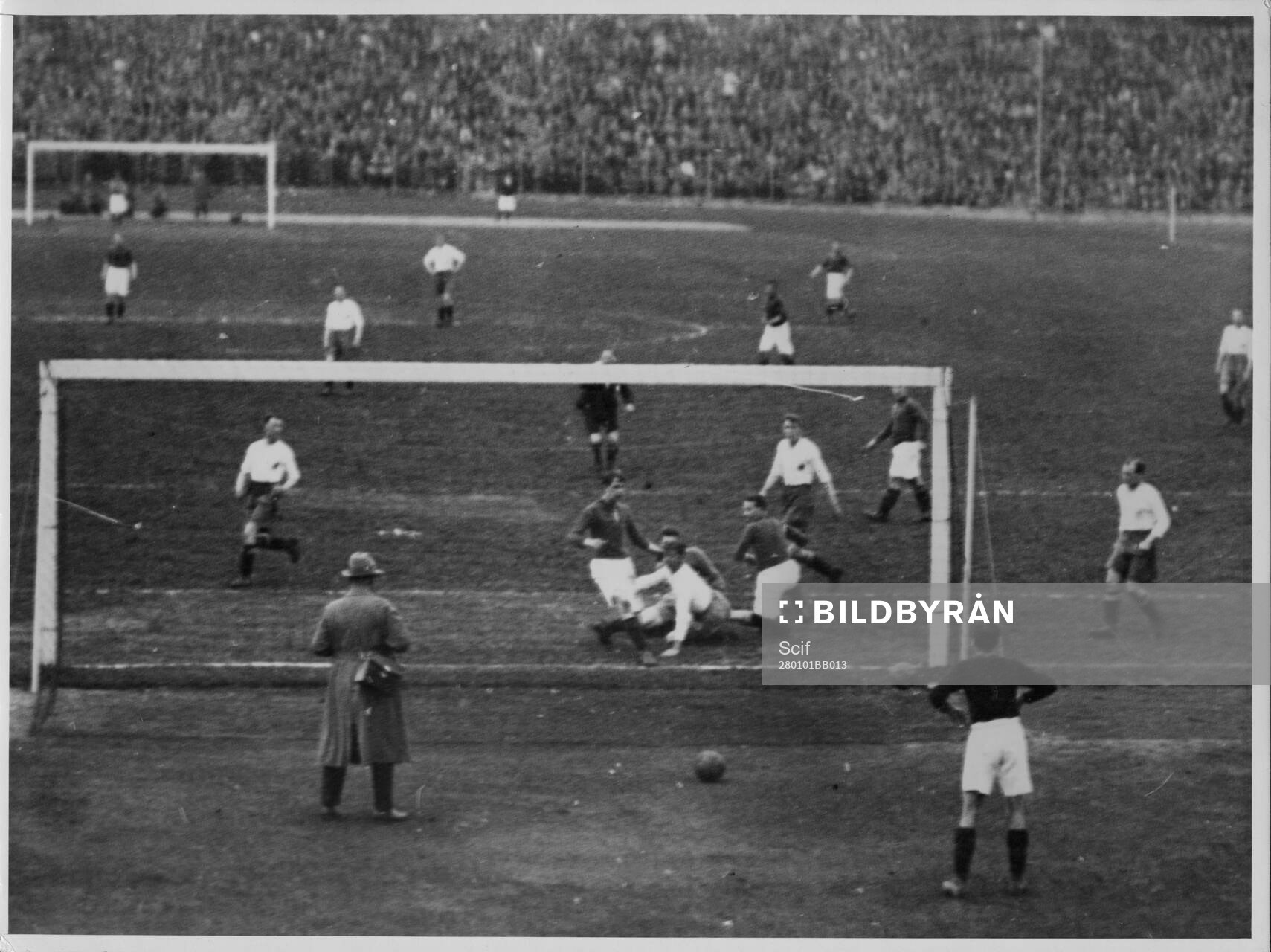 Fotboll, stadion. Stockholm mot engelskt lag, 1928.