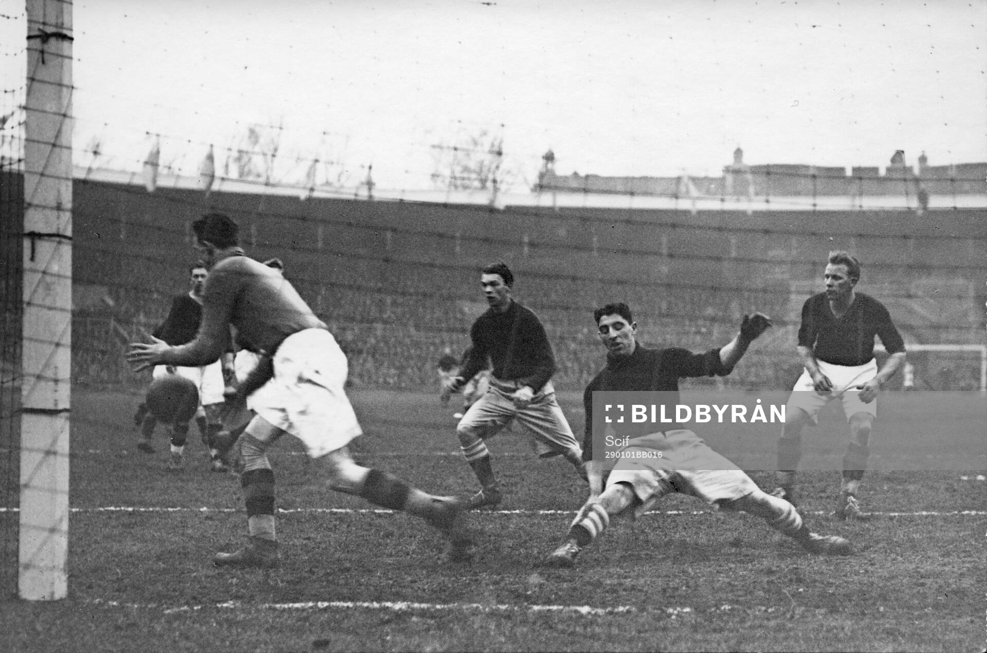 Fotboll, Oslo - Stockholm. Svenska målet i fara. 1929.