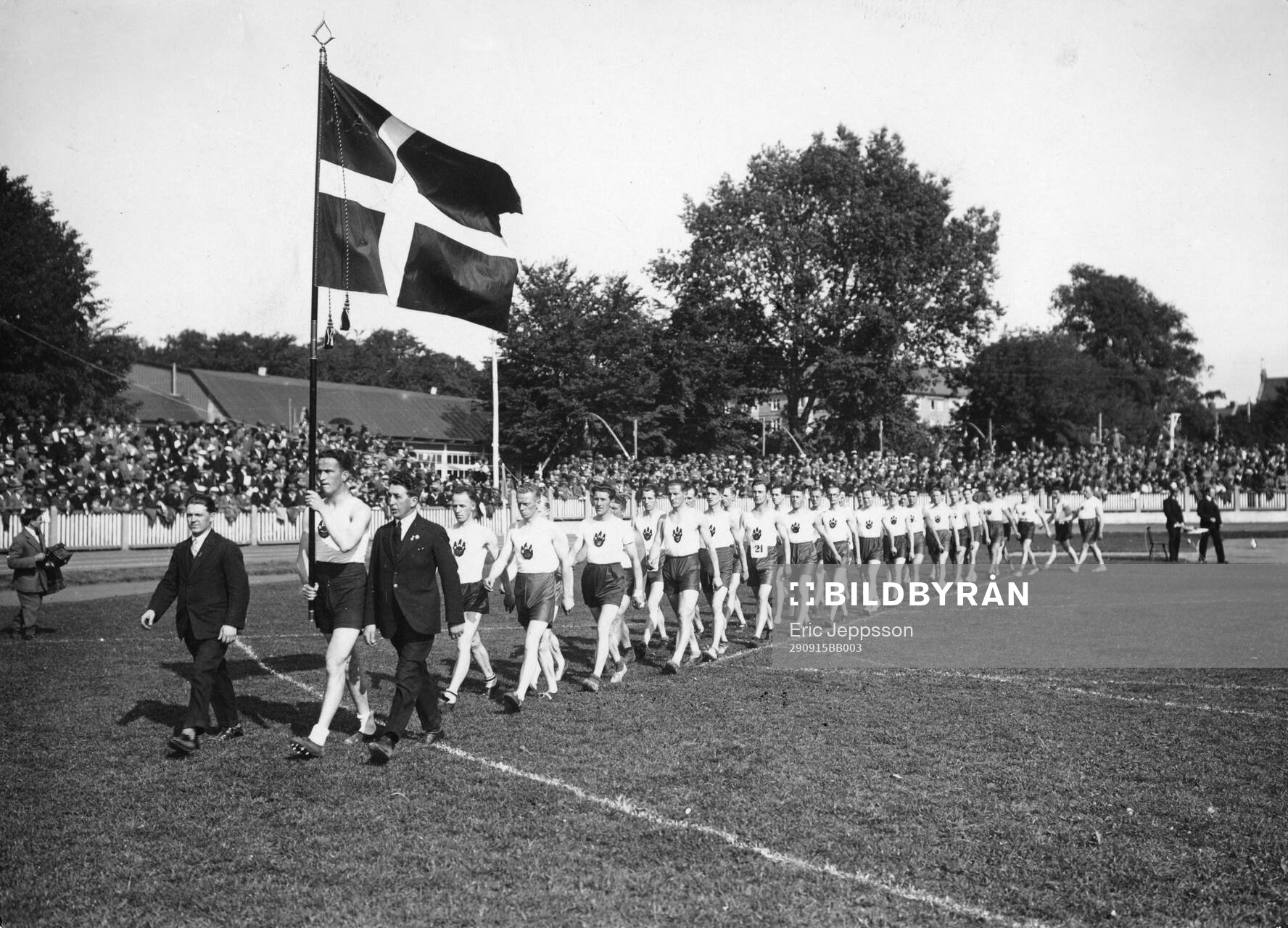 Fotboll, Danskarna defilerar vid landskampen