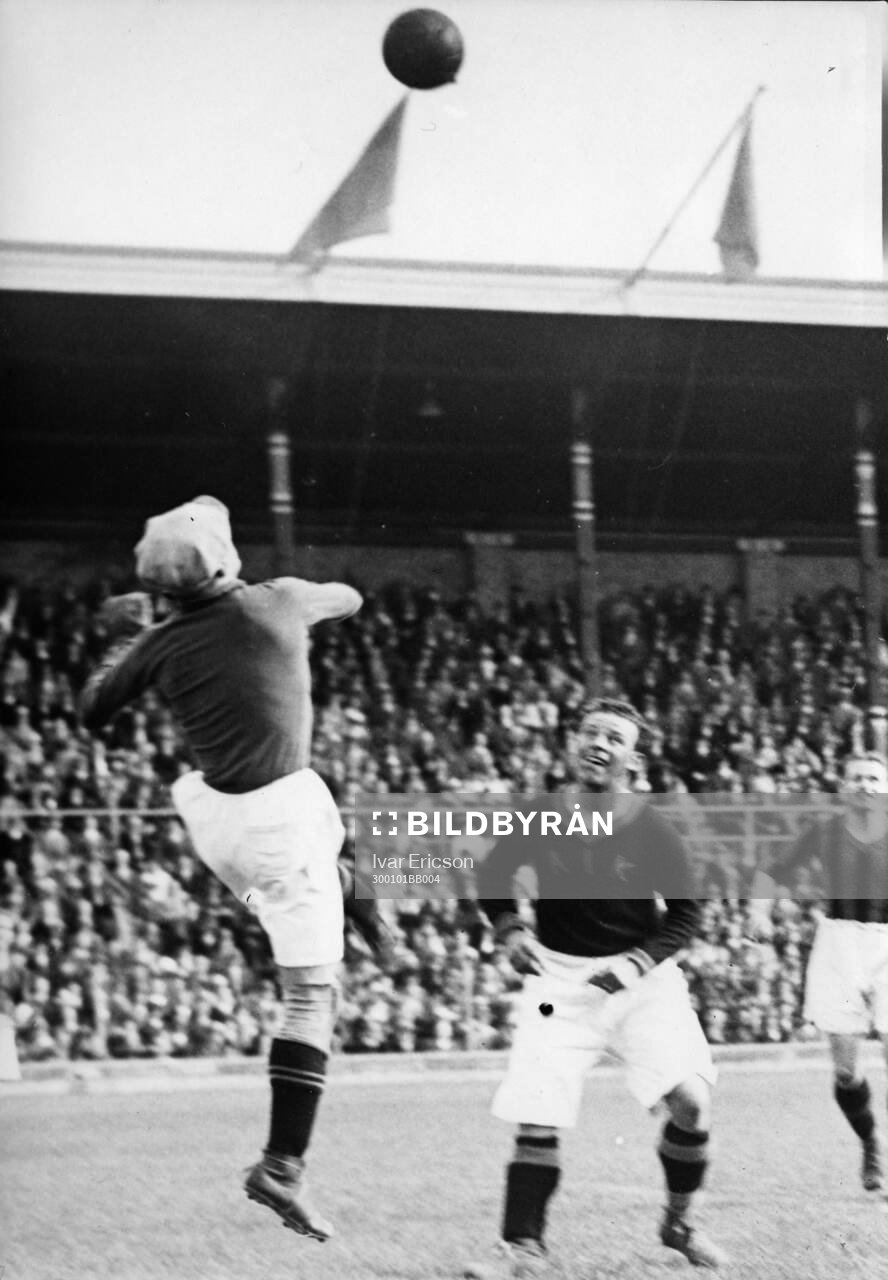 Fotboll 1930. AIK - GAIS,  Pära är framme som vanligt.