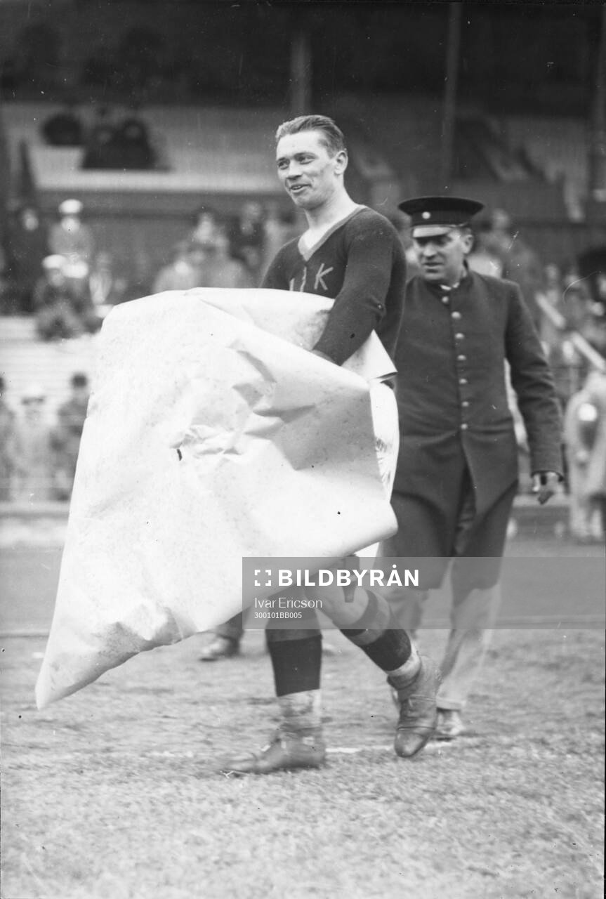 Fotboll 1930. Sven Andersson får Got. Petterssons