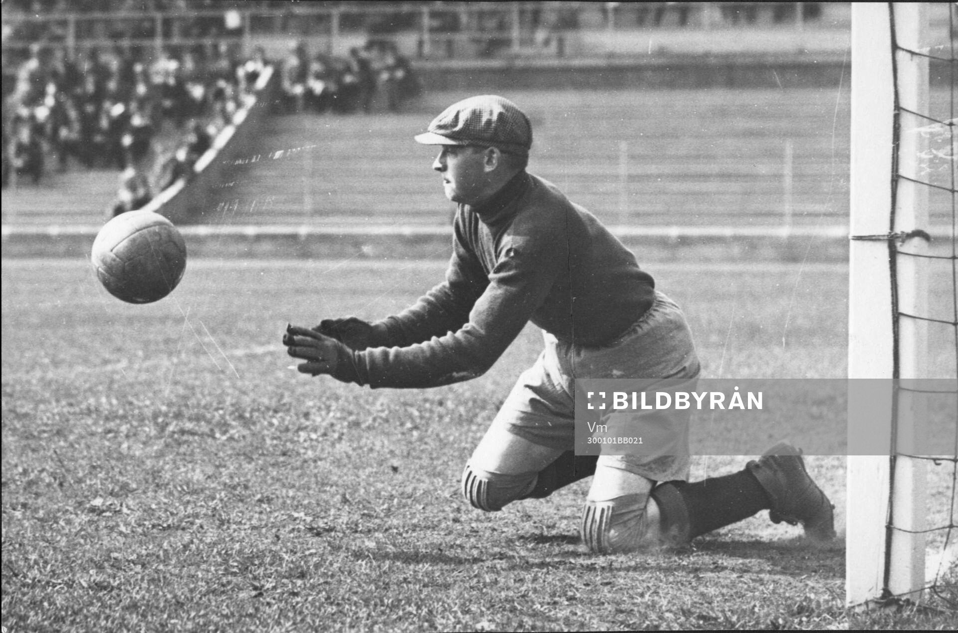 Fotboll, AIKs målvakt Bertil Linde i arbete. 1930. Editors