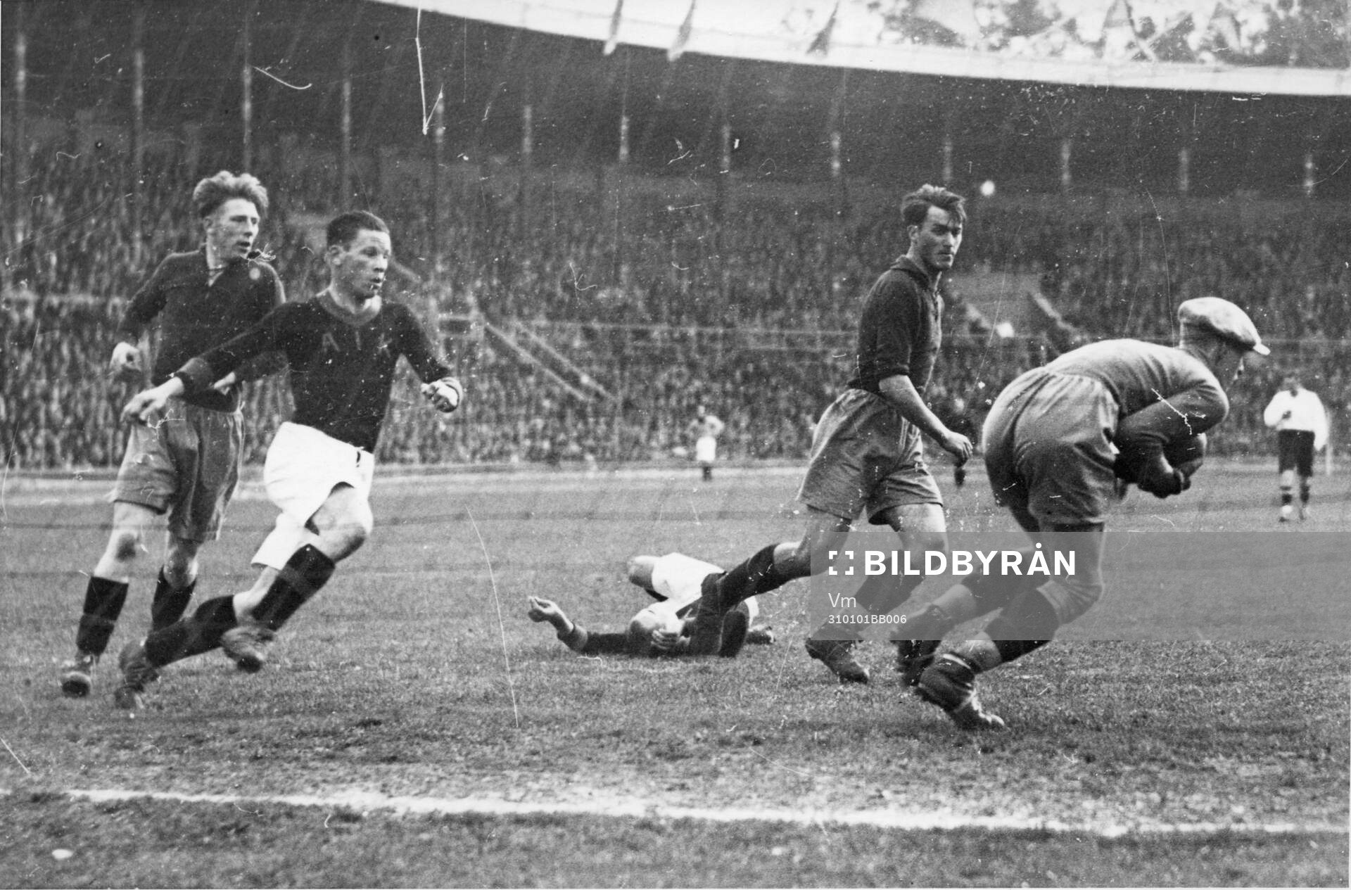 Fotboll 1931. AIK - Göteborgs kamraterna. T.v. Jompa