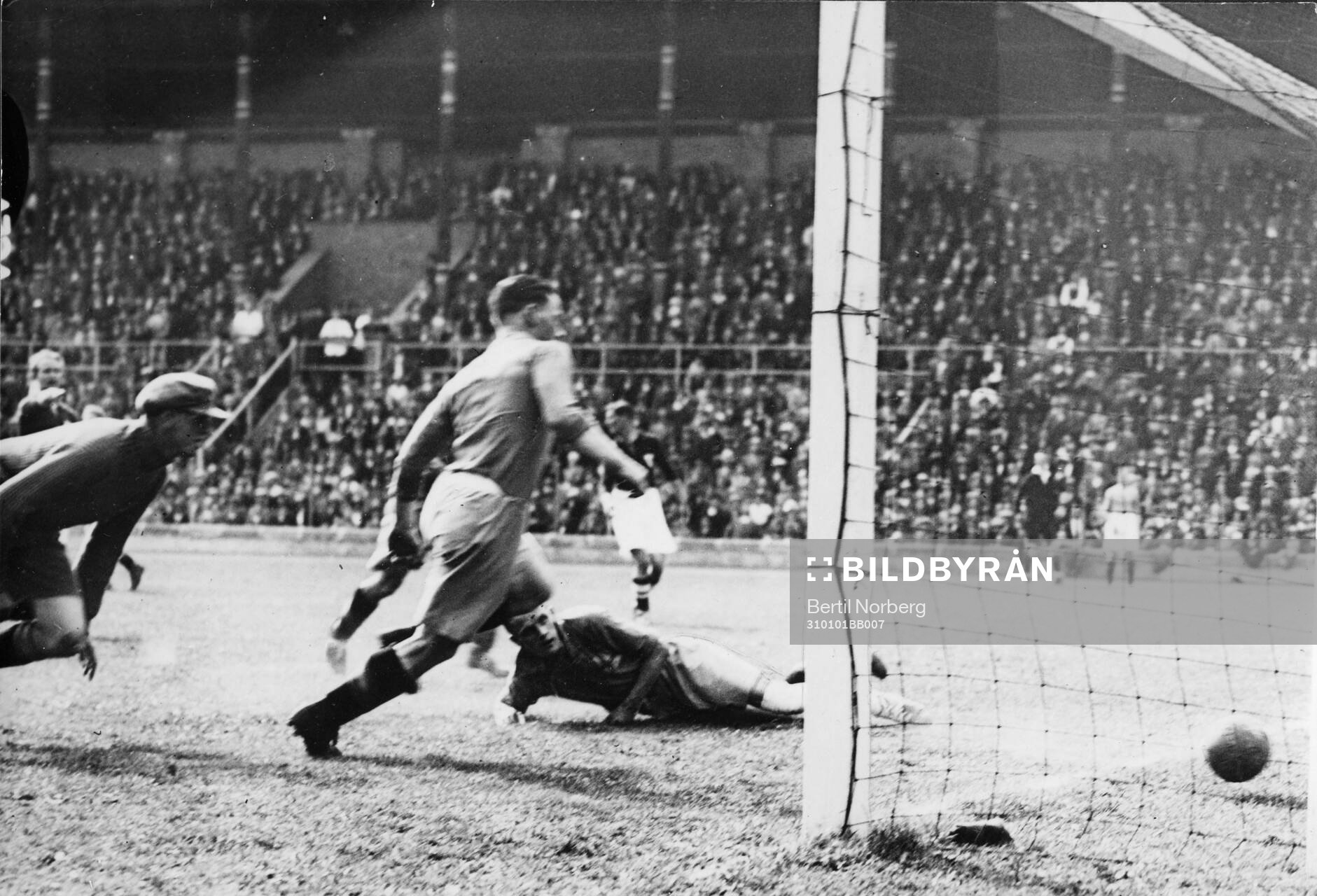 Fotboll, Danmark - Sverige 1931. Tredje målet. Editors