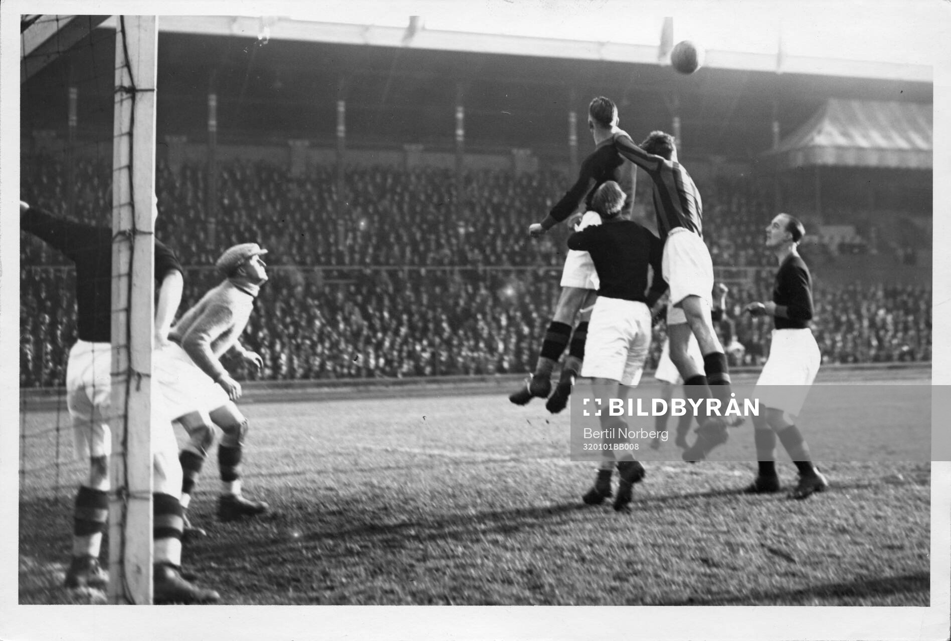 Fotboll, AIK - Gais. Hörna vid AIK målet. 1932. Editors