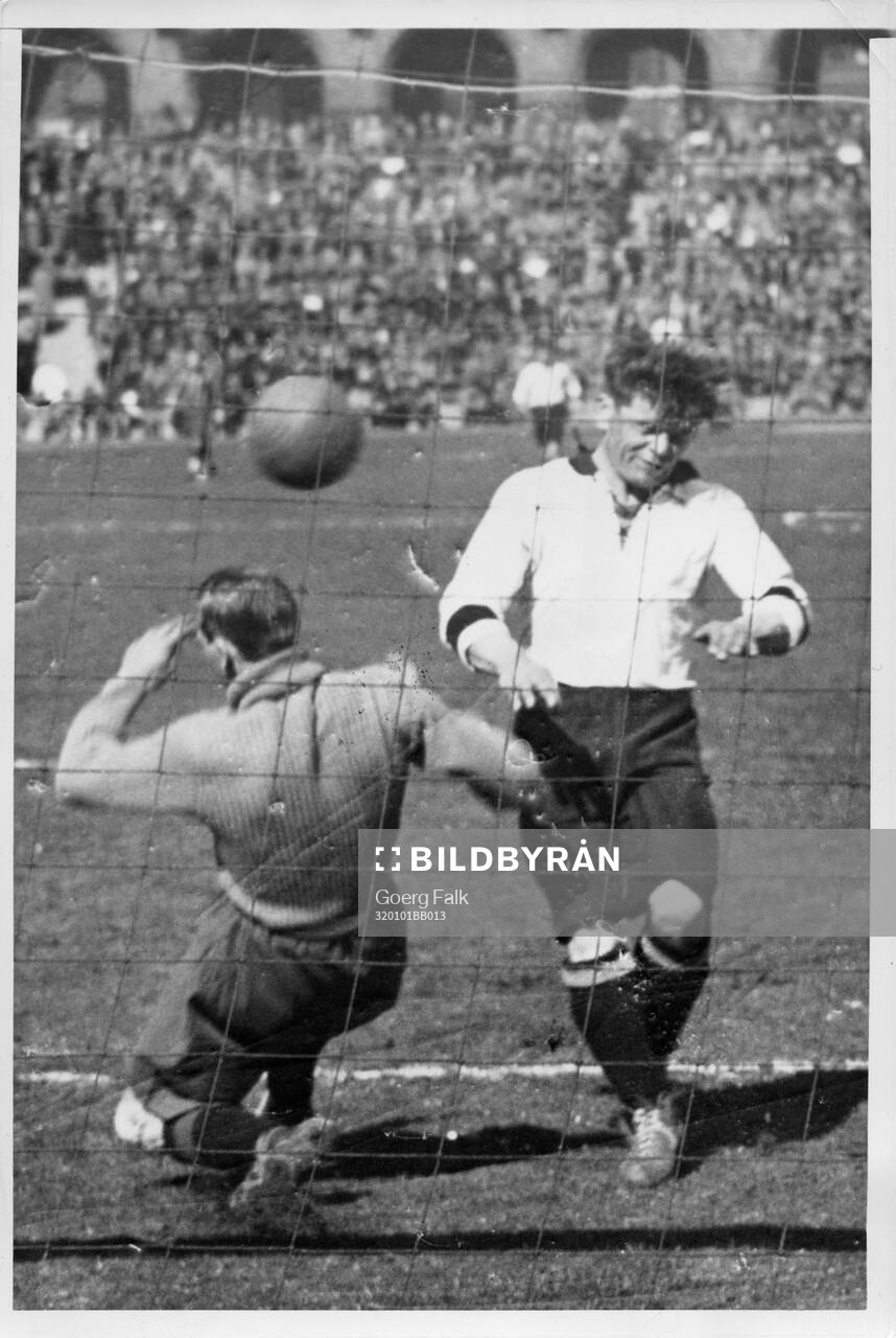 Fotboll, Stadion. Dunker och Saxen Eriksson. 1932.