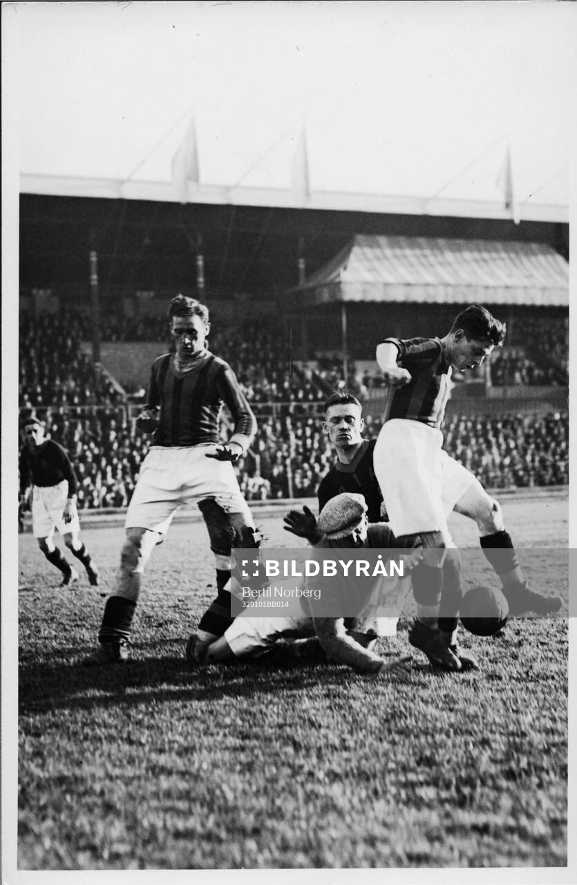 Fotboll, AIK - Gais 1932. Widlund i arbete. Long-John