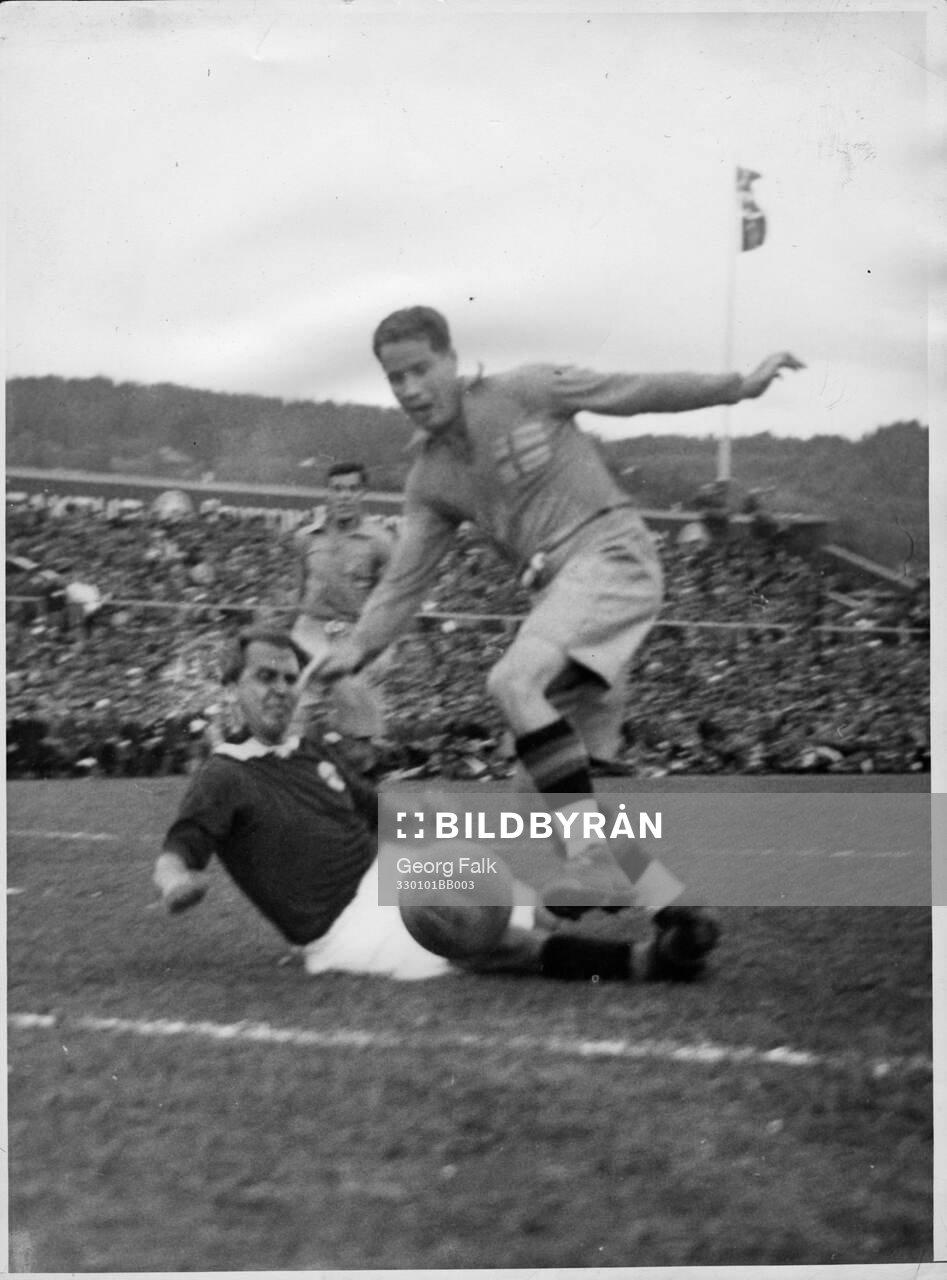 Fotboll, Oslo 1933. Landskamp Sverige- Norge. Dribbling