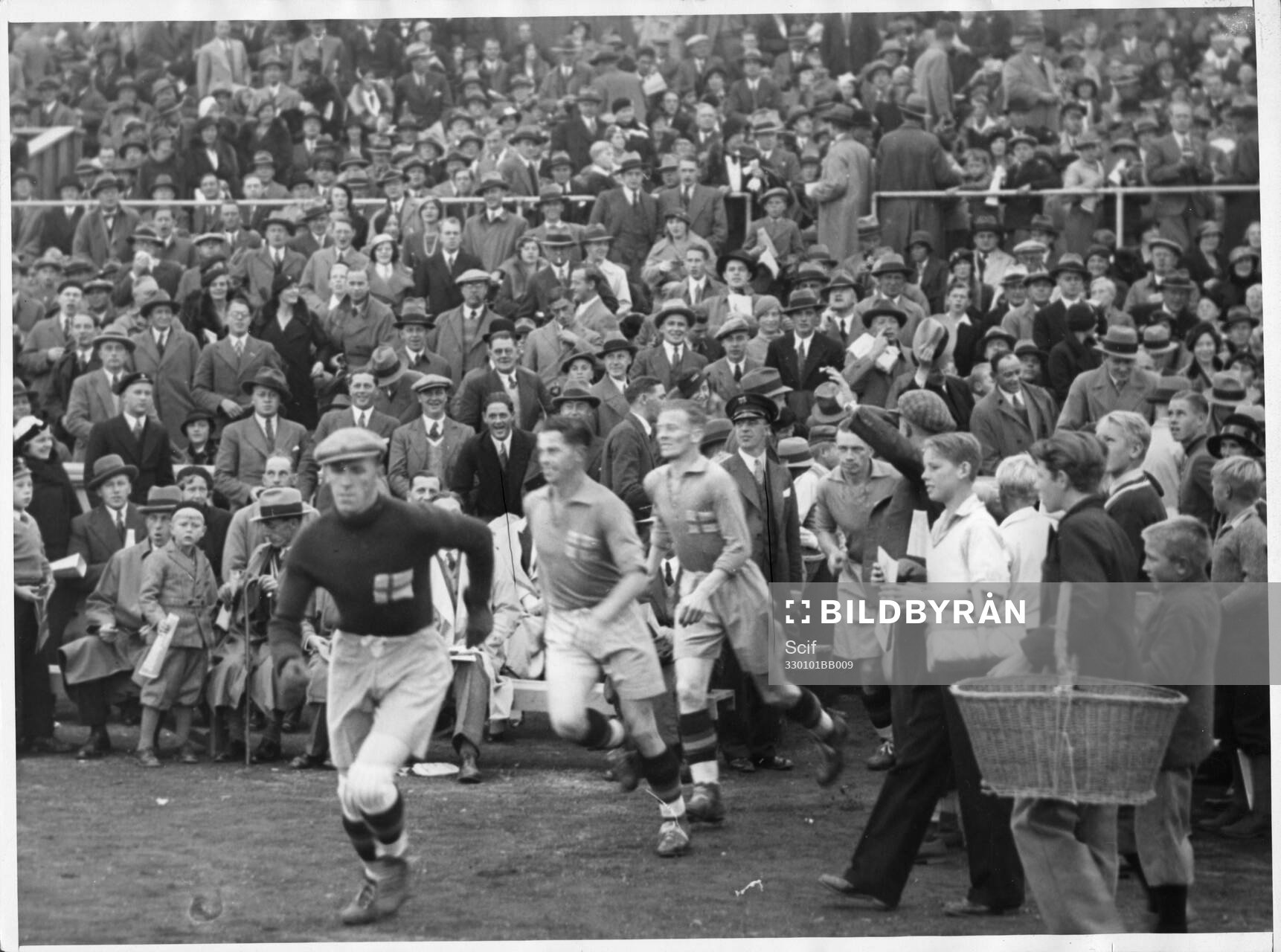 Fotboll, Oslo 1933. Svenska laget springer ut på planen.