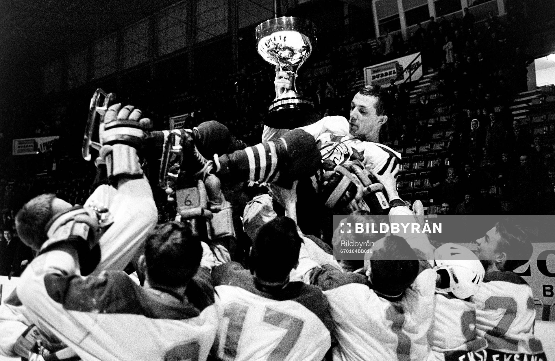Nisse Nilsson, Leksand med pokalen hissas av lagkamraterna