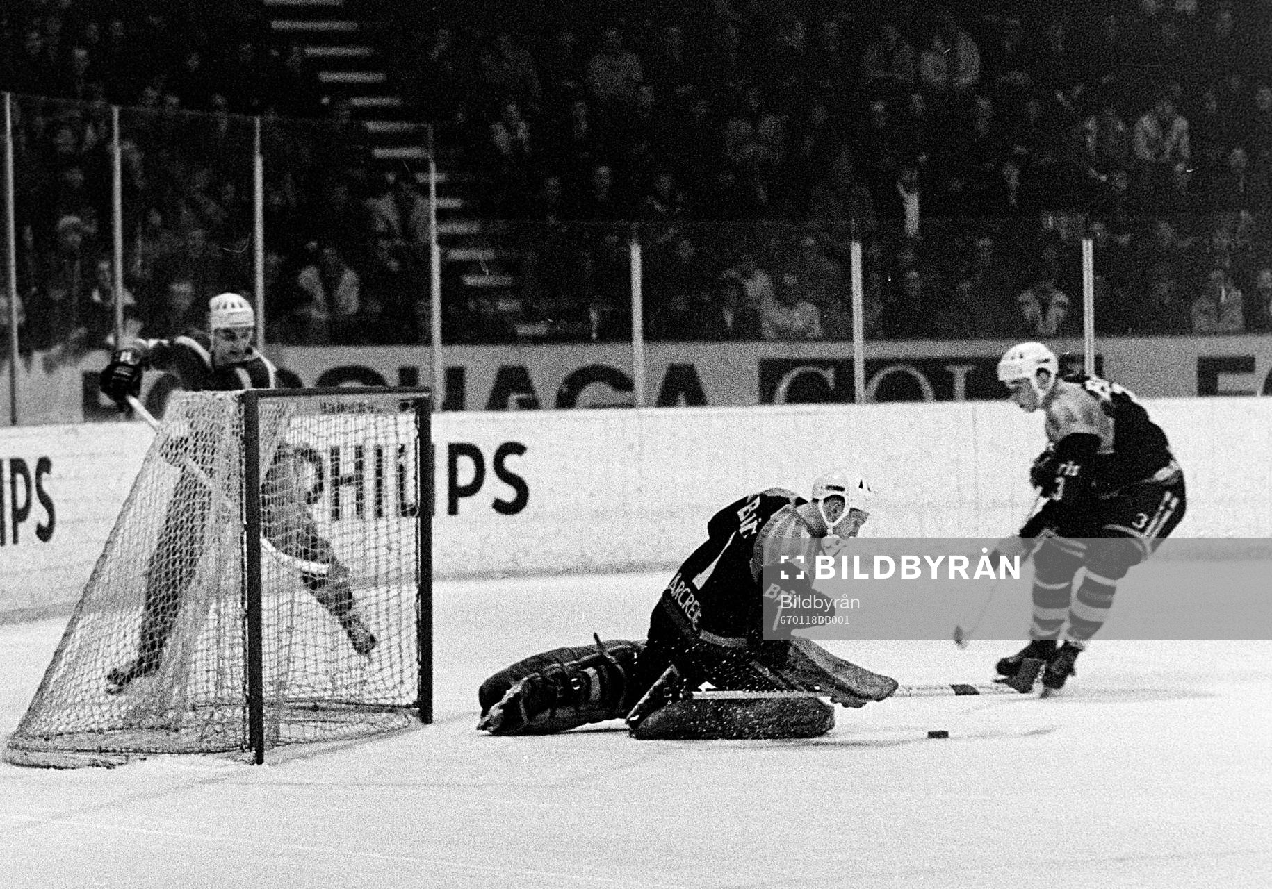 Brynäs målvakt med pucken i säkert förvar