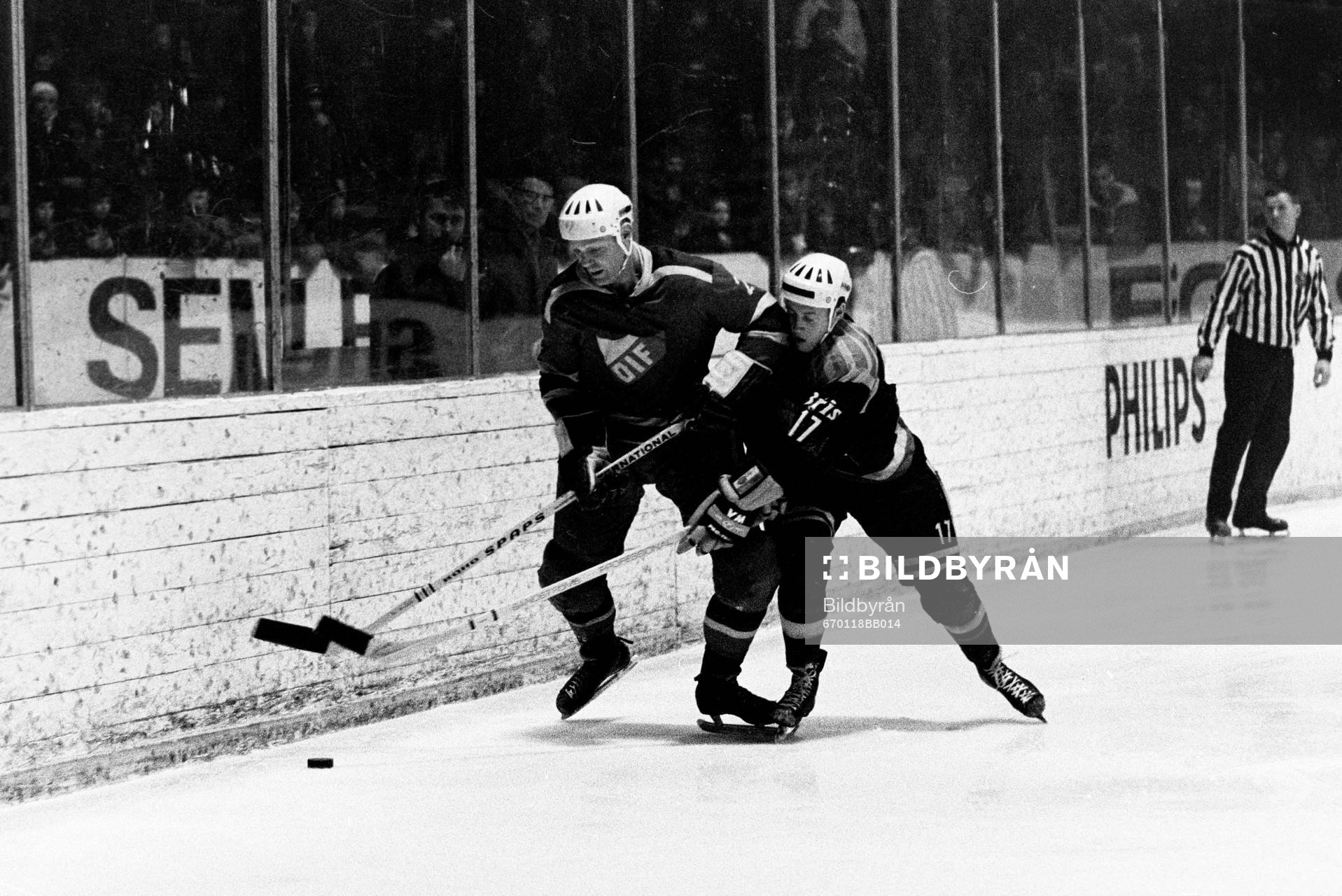 Roland Stoltz, Djurgården med pucken utmanas av en