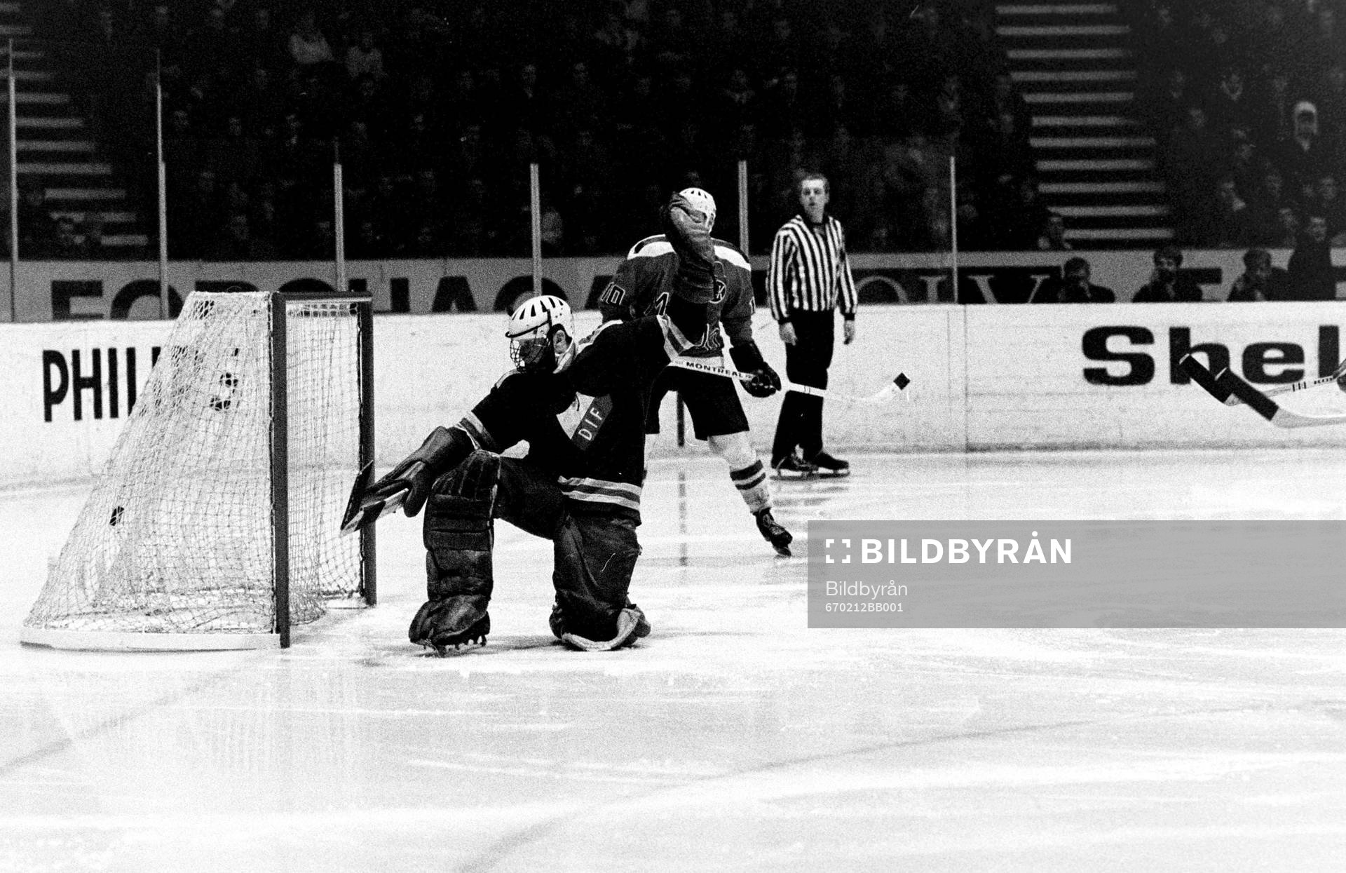 Pucken i mål bakom djurgårdens målvakt