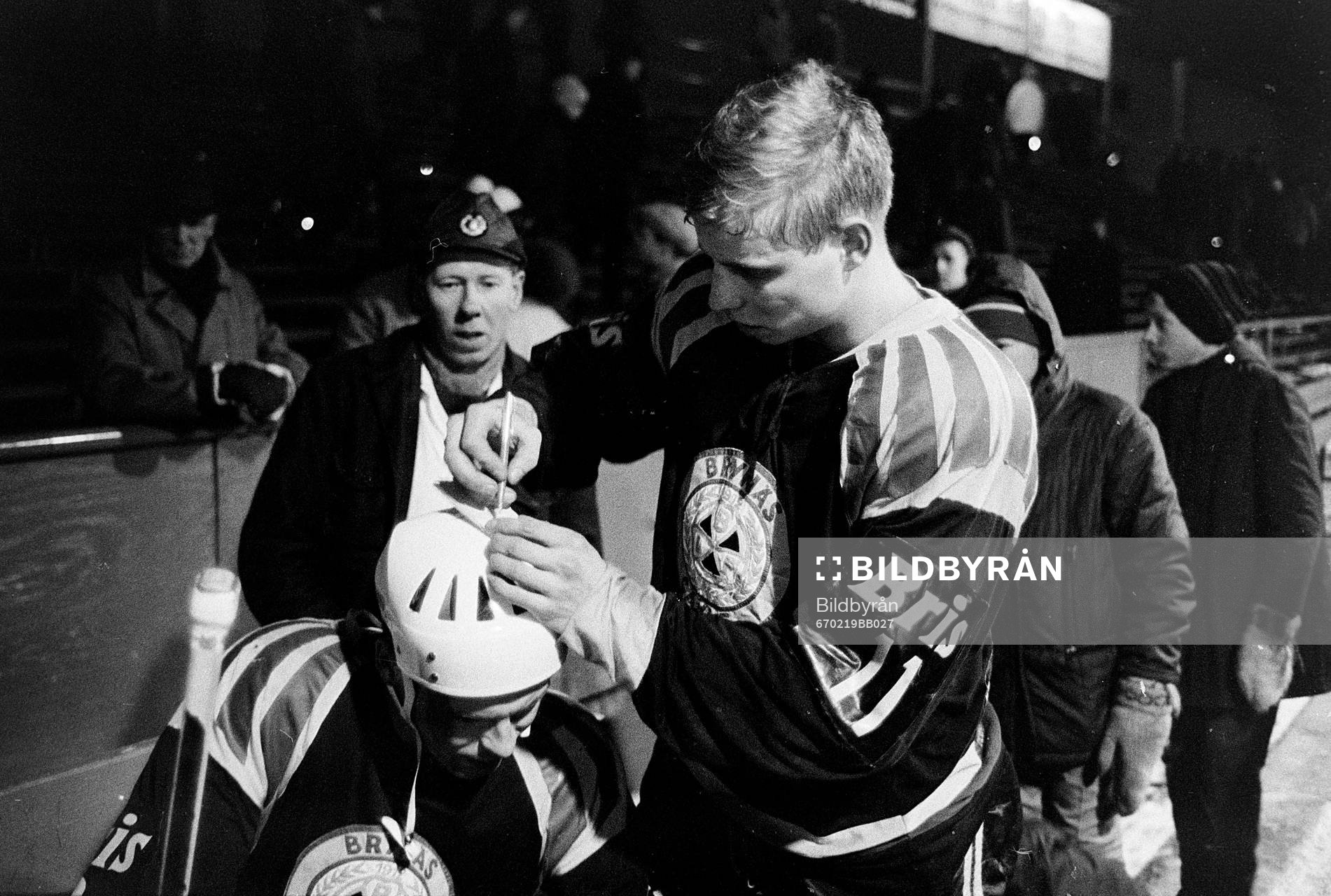 Hans Lindberg, Brynäs skriver autograf