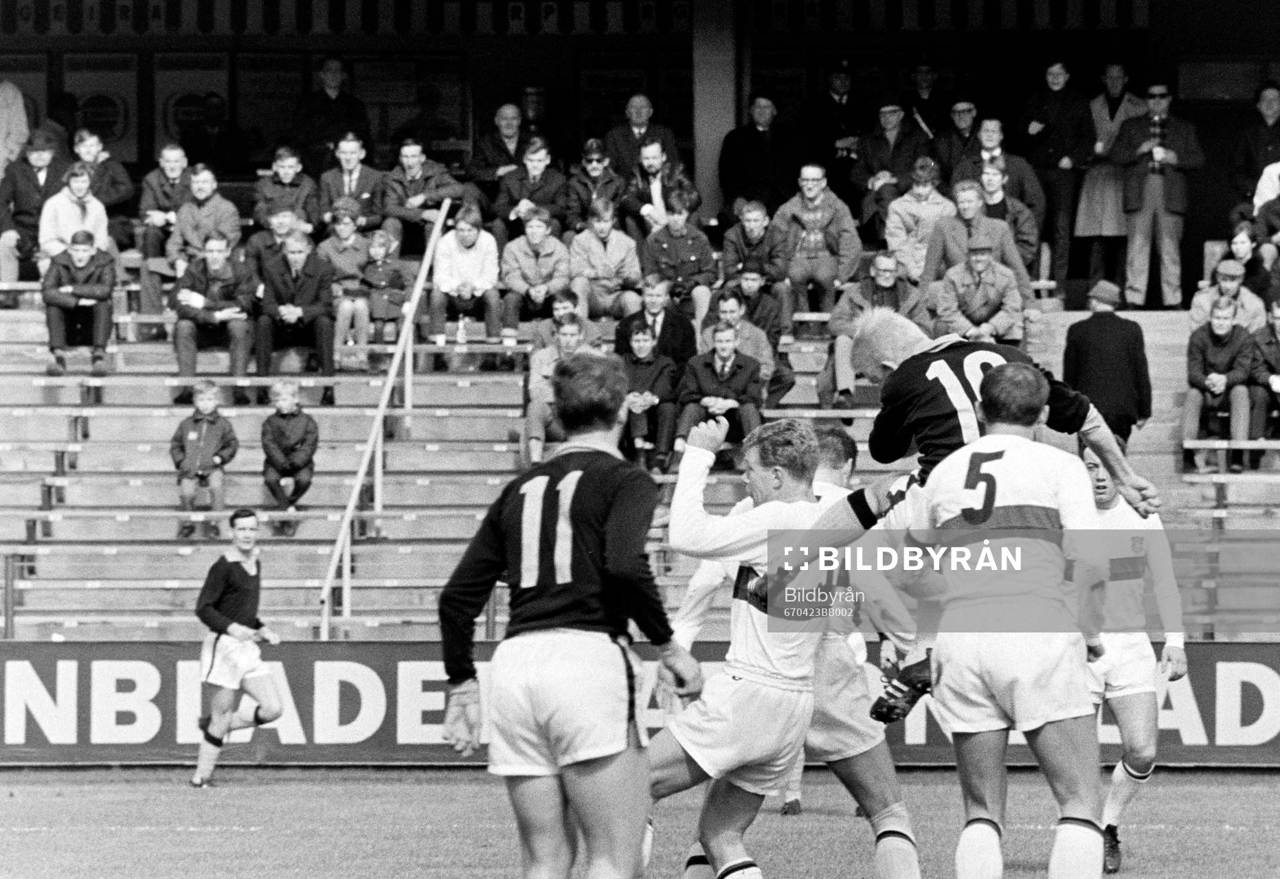 Roland Lundblad, AIK omgiven av gaisare