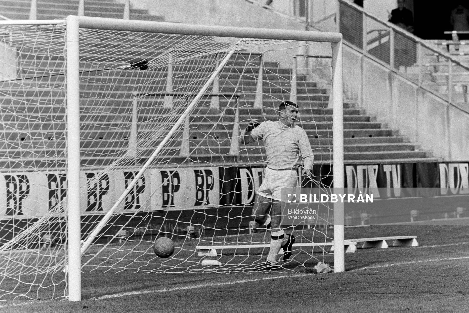 Gais målvakt Leif Andersson med bollen i nätet