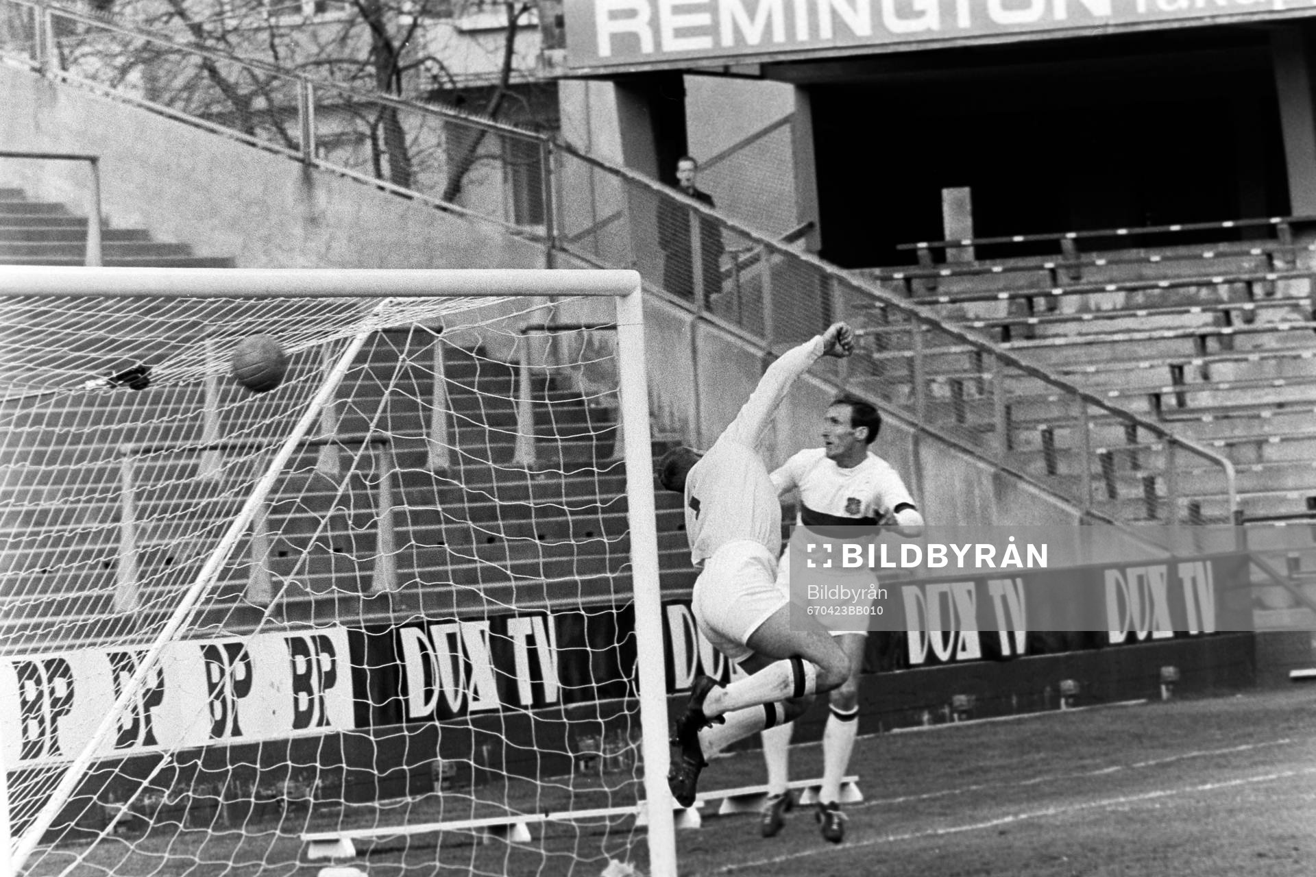 Fotboll, Allsvenskan, AIK - Gais, 2-0: Kurt Axelsson ser bollen gå i mål bakom Leif Andersson, målvakt i Gais.