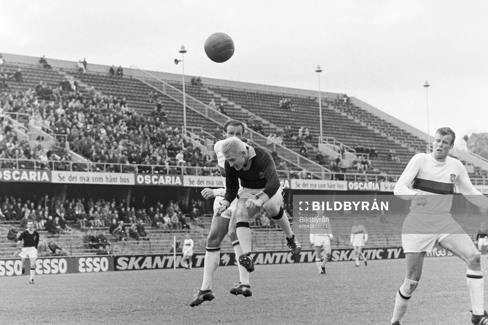 Fotboll, Allsvenskan, AIK - Gais, 2-0: Roland Lundblad, AIK i en luftduell med Kurt Axelsson, Gais. Till höger Yngve Samuelsson, Gais.