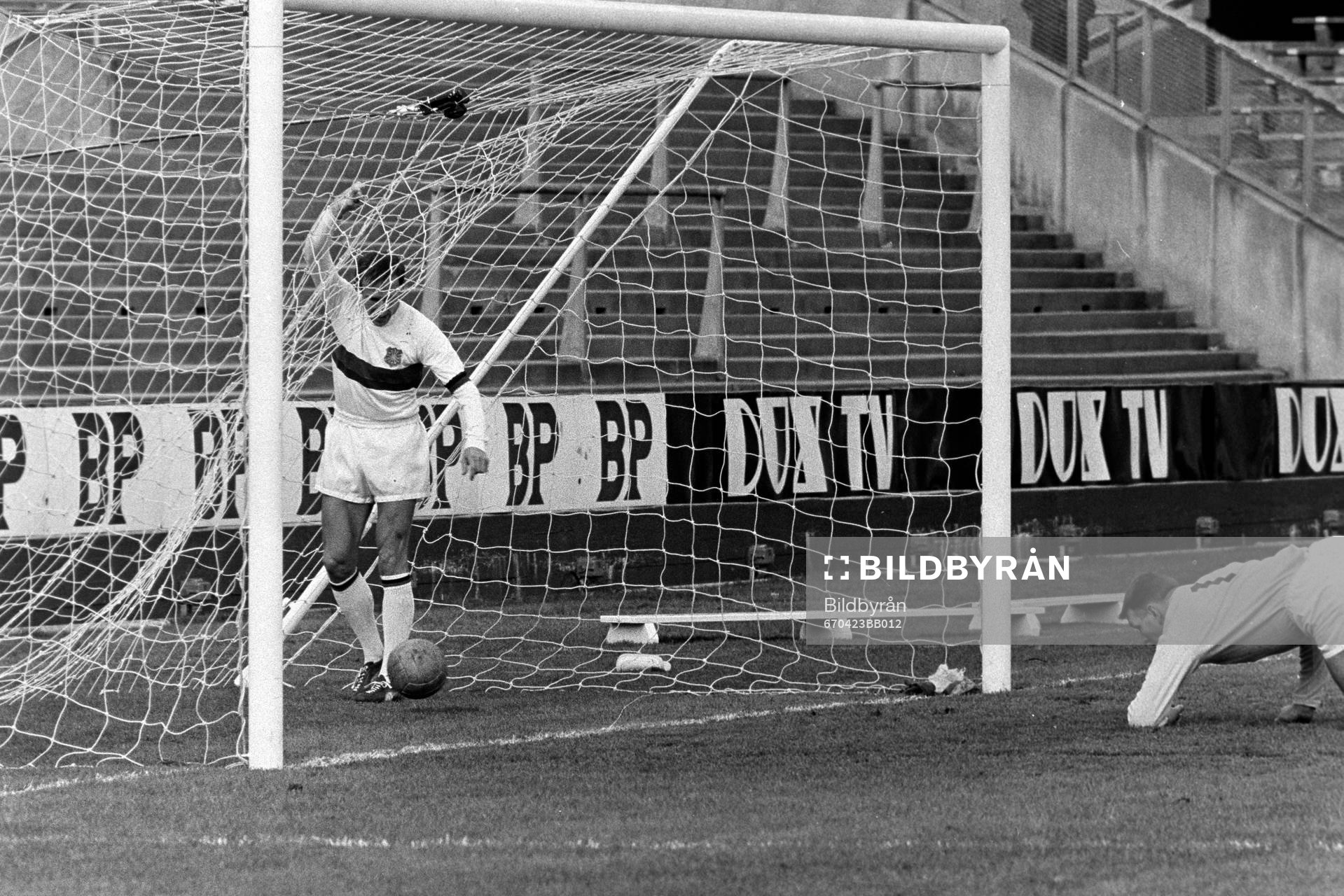 Kurt Axelsson plockar ut bollen bakom Leif Andersson,