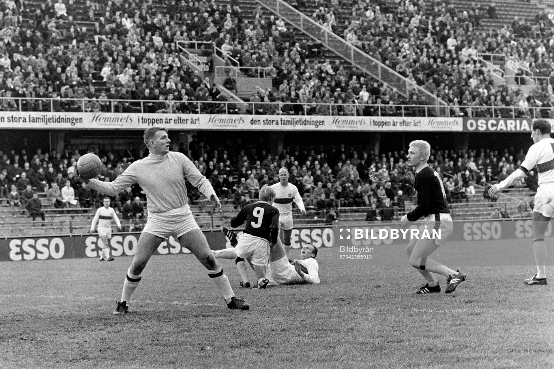 Fotboll, Allsvenskan, AIK - Gais, 2-0: Leif Andersson, målvakt i Gais utmanas av Roland Lundblad, AIK.