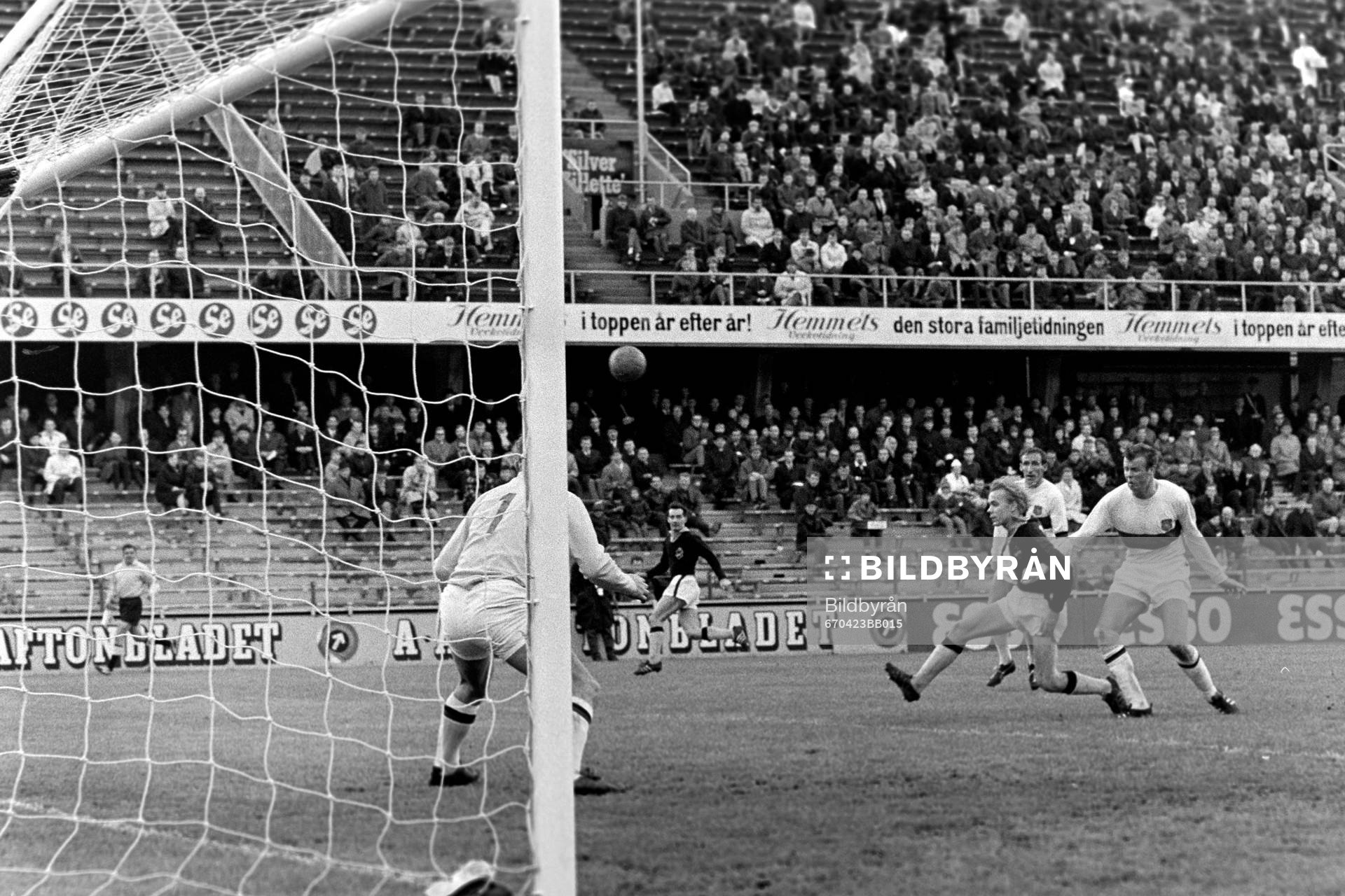 Fotboll, Allsvenskan, AIK - Gais, 2-0: Ett inlägg från Tord Grip, AIK framför Leif Andersson, målvakt i Gais.