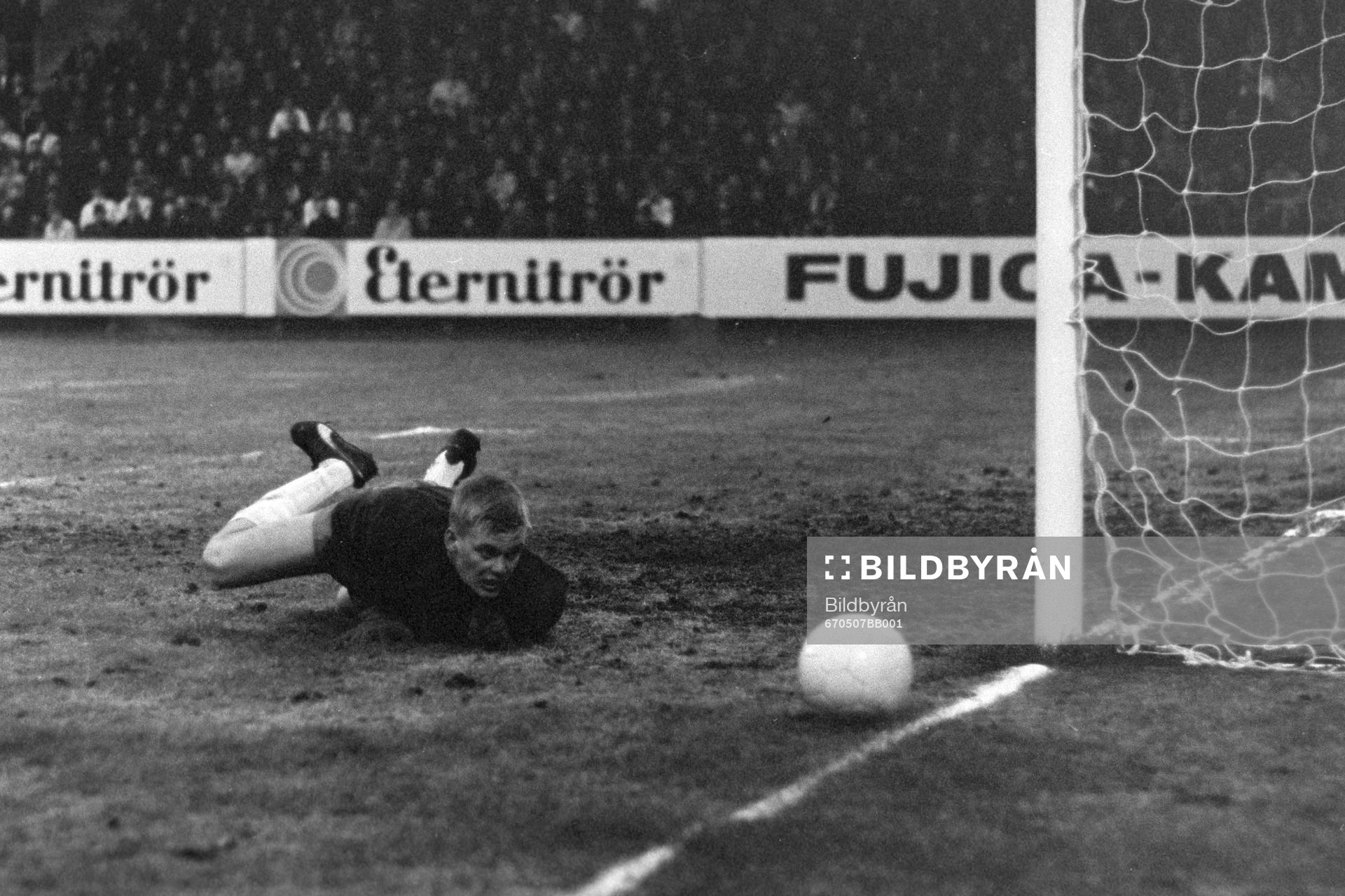 Ronnie Hellström, målvakt i Hammarby ser bollen smita