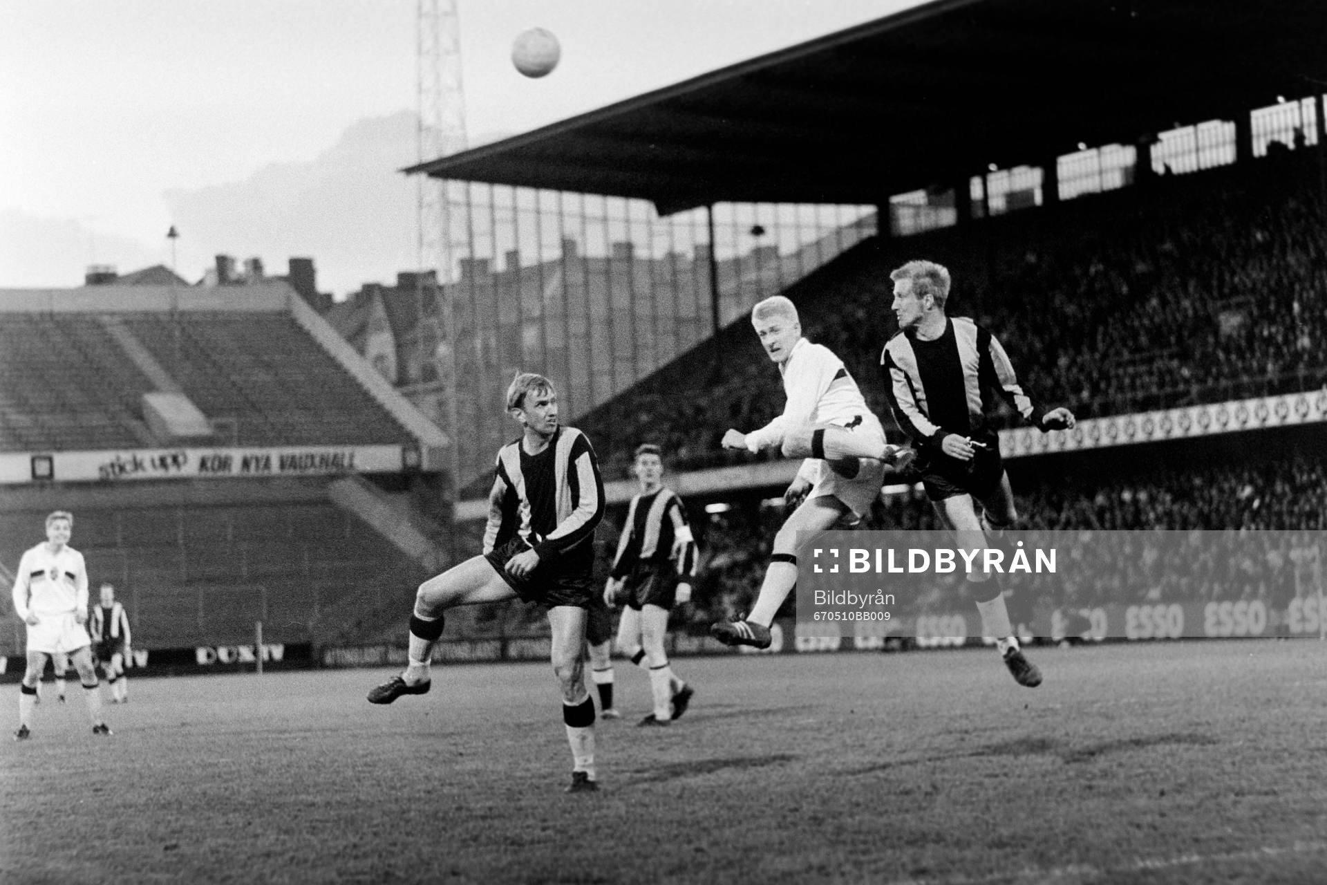 Fotboll, Allsvenskan, AIK - Hammarby, 2-0: Roland Lundblad, AIK uppvaktas av två hammarbyspelare.