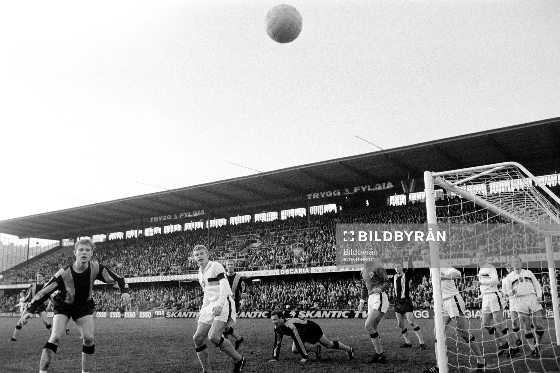Fotboll, Allsvenskan, AIK - Hammarby, 2-0: Owe Ohlsson, AIK fick hoppa in som målvakt sedan Leif Hult skadat sig. Här får han hjälp i försvarsarbetet av Jim Nildén.