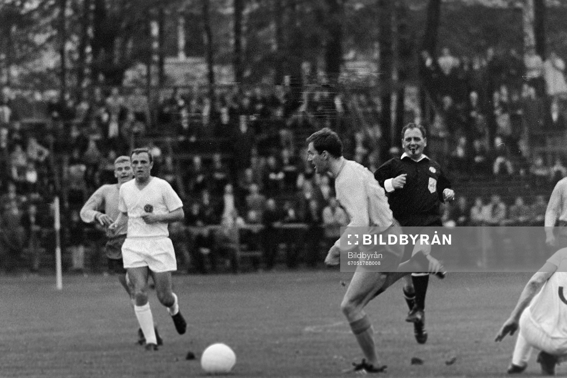 Sveriges Inge Danielsson med bollen