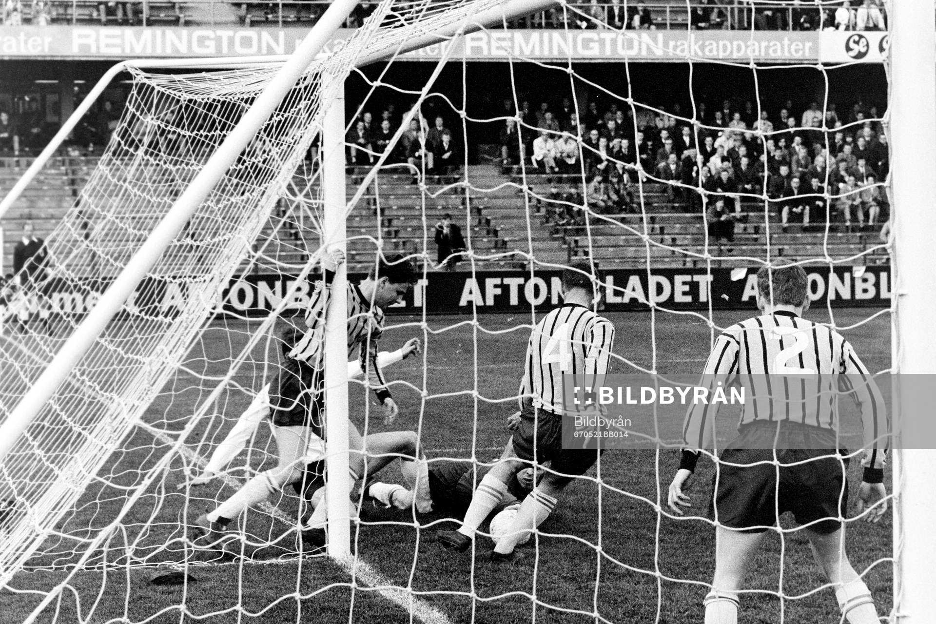 Djurgårdens målvakt Ronney Pettersson i aktion