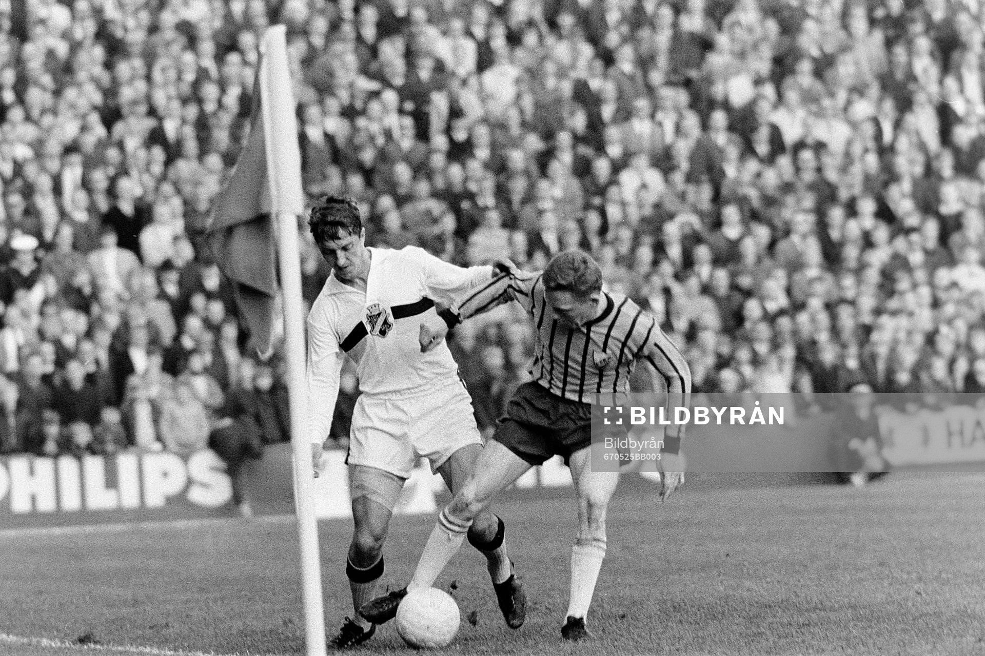 Lennart Backman, AIK till vänster i kamp om bollan