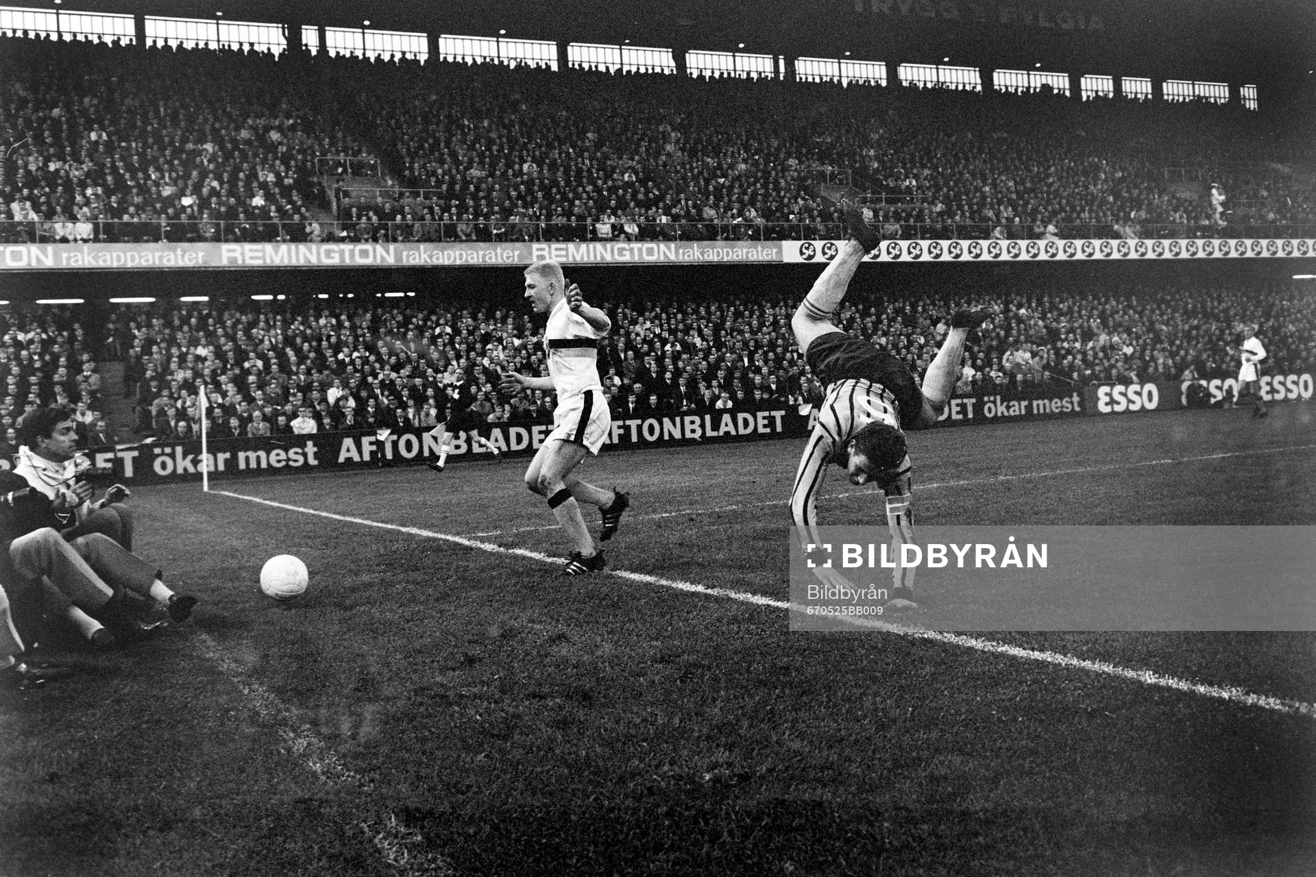 Roland Lundblad, AIK följer bollen till kortlinjen