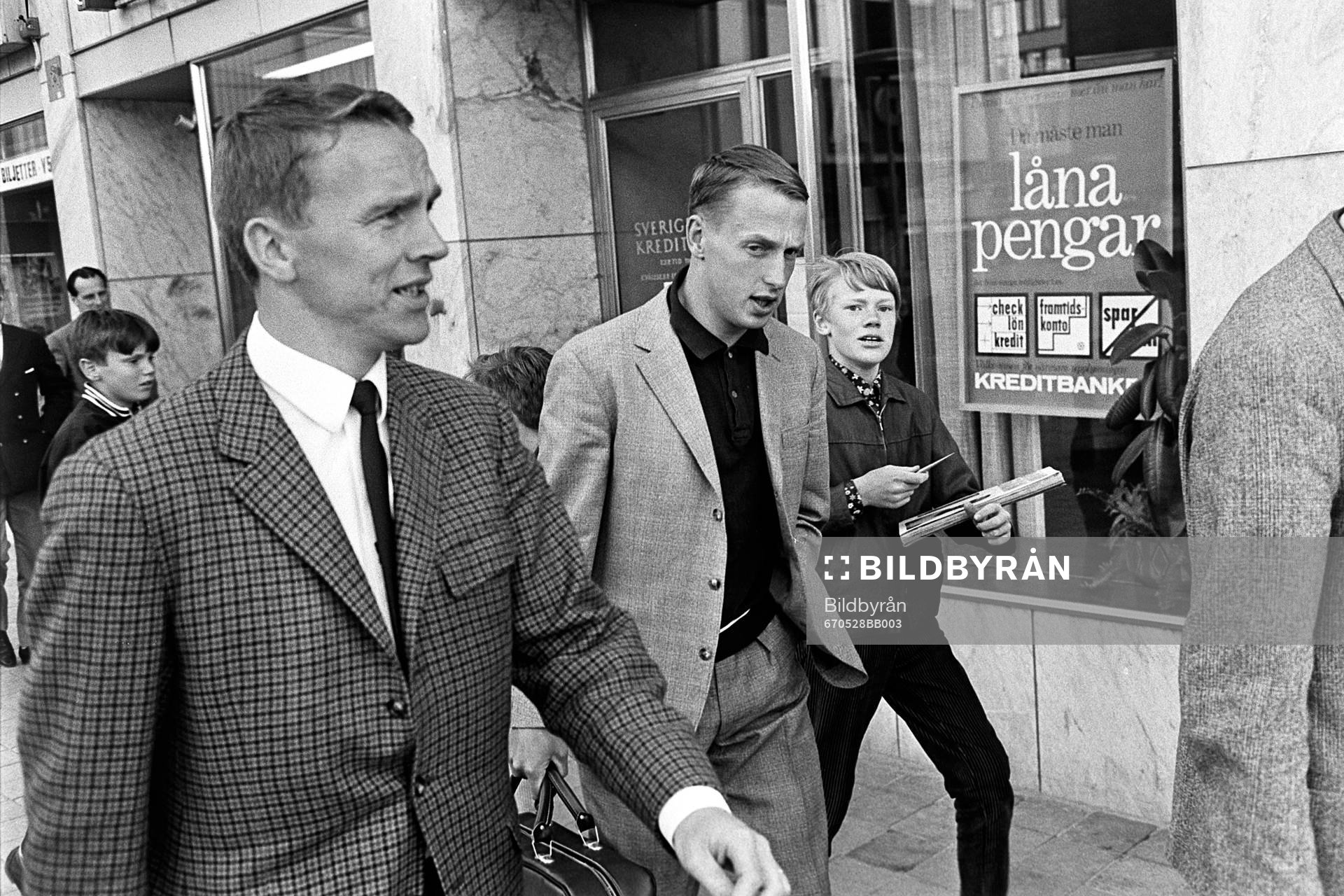 Agne Simonsson och Örjan Persson på väg till träning