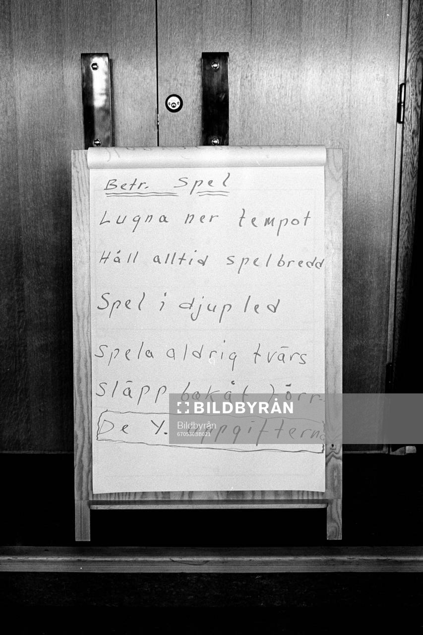 Bertil Lindqvist visar upp taktik och hur man ska spela
