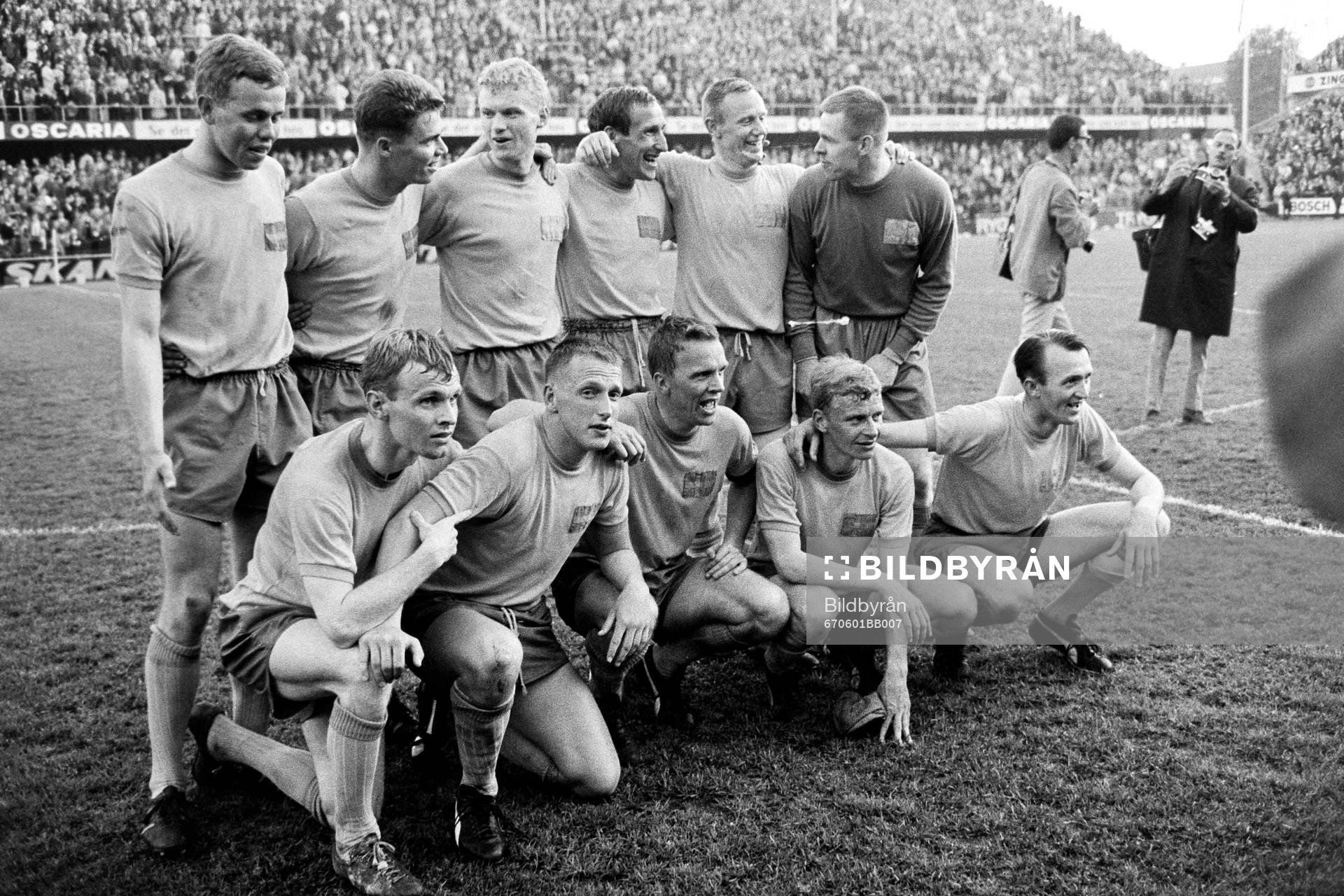 Fotboll, EM-Kval, Sverige - Portugal: Det svenska laget. Bakre raden fr. v Hans Selander, Roger Magnusson, Tom Turesson, Kurt Axelsson, Björn Nordqvist och Ronney Pettersson, målvakt. Främre raden fr. v Ingvar Svensson, Örjan Persson, Agne Simonsson, Jim Nildén och Rolf Björklund.