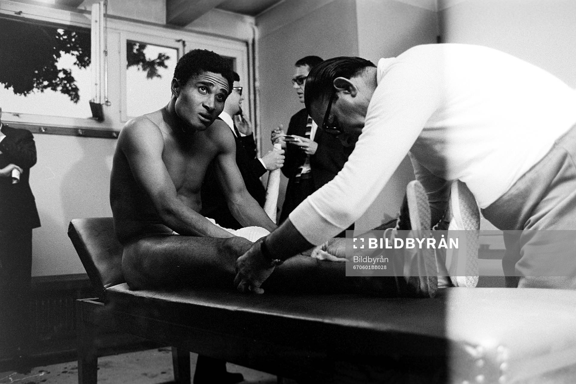 Eusebio, Portugal skadad och får läkarvård