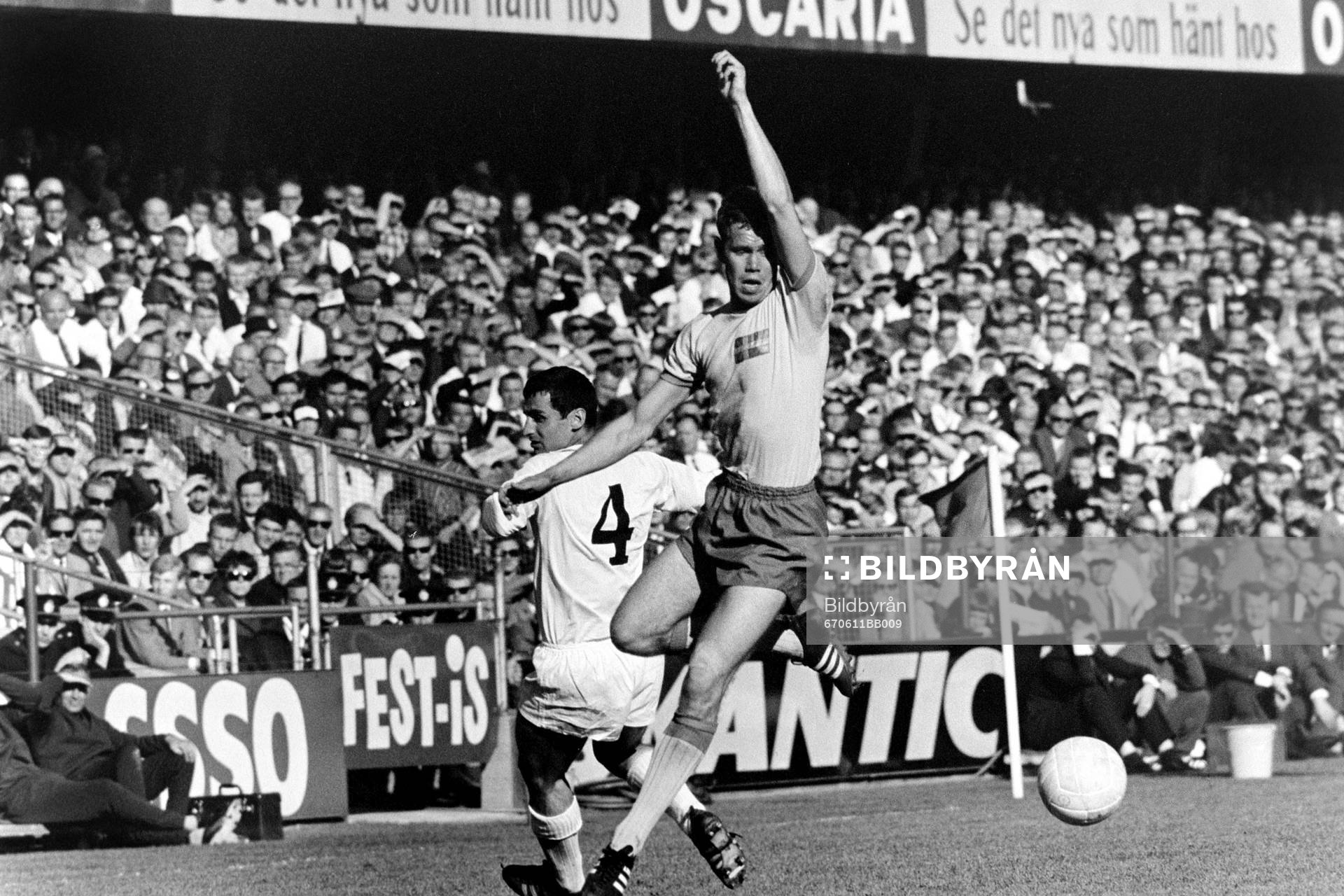 Fotboll, EM-Kval, Sverige - Bulgarien, 0-2: Hans Selander, Sverige i kamp om bollen.