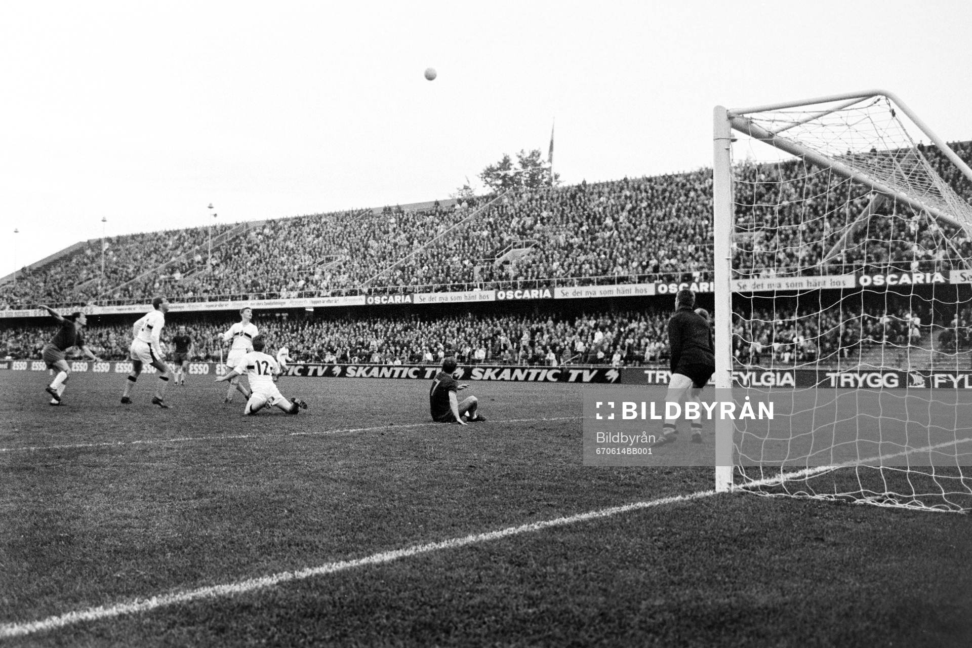 18405 på Råsunda fick se en spännande match