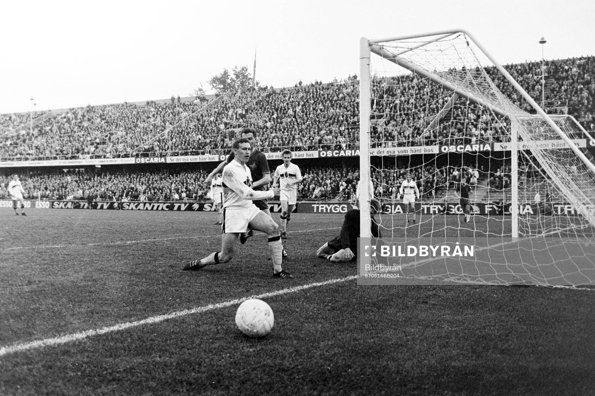 Roland Grip och Gunnar Lund, målvakt i AIK ser bollen