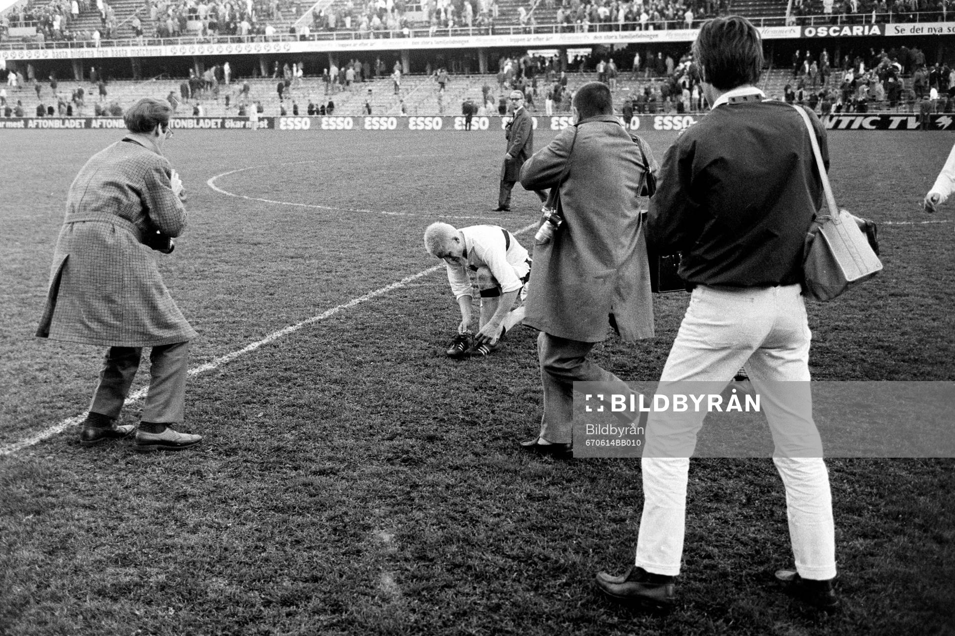 AIK:s Roland Lundblad uppvaktas av fotografer