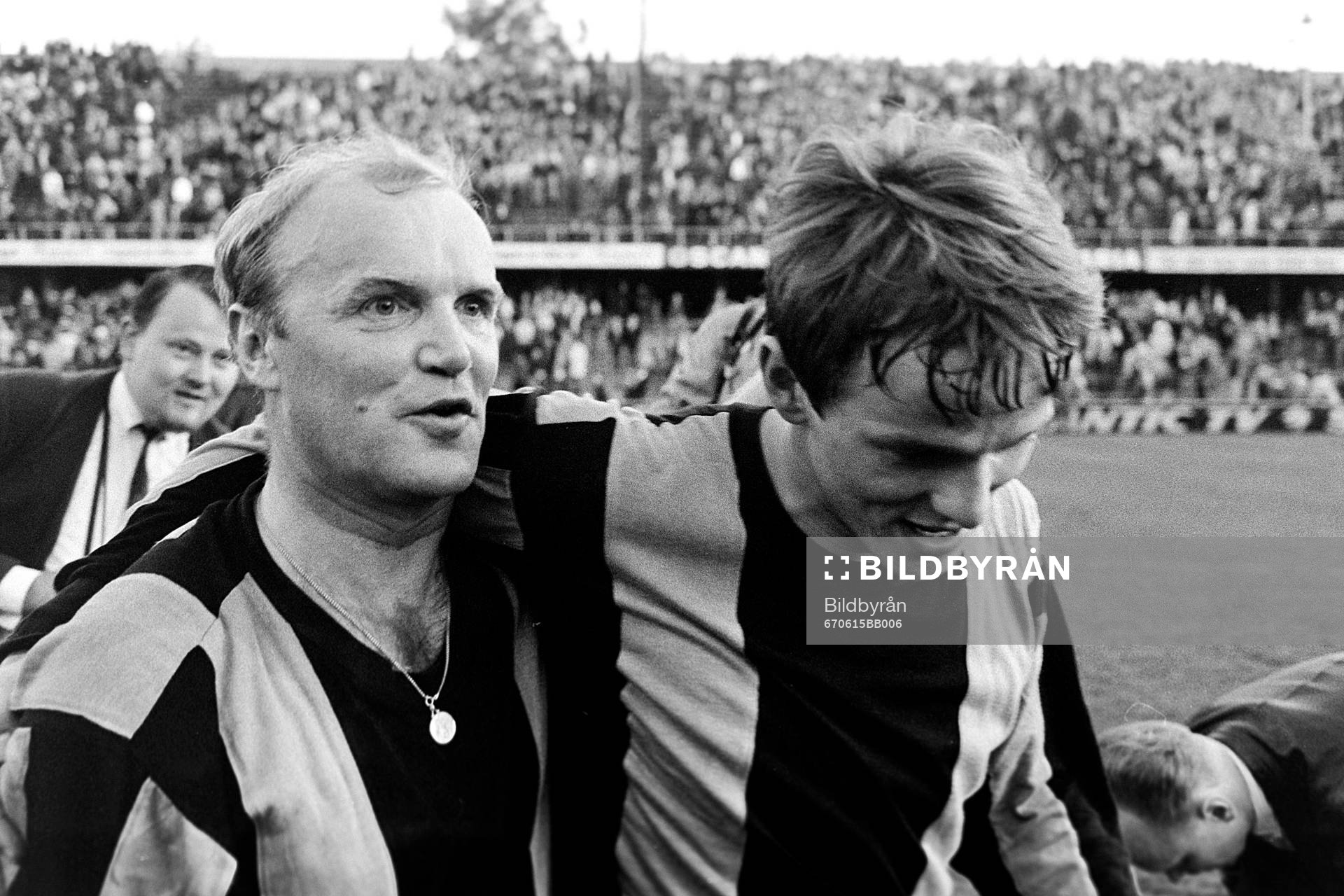 Lennart Skoglund kramar om hammarbys matchhjälte Rolf