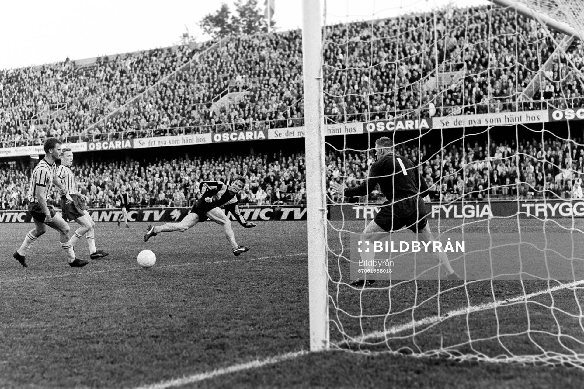 Rolf Andersson gör mål på Ronney Pettersson, målvakt i