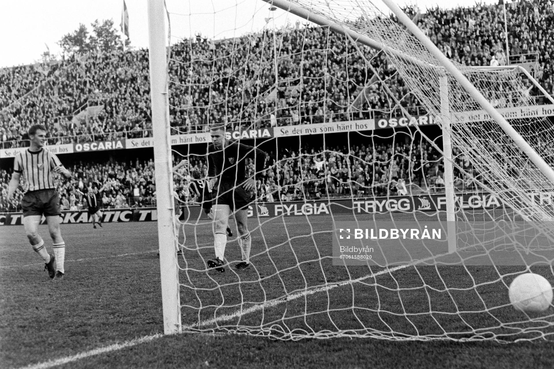 Bollen i mål bakom Ronney Pettersson, målvakt i