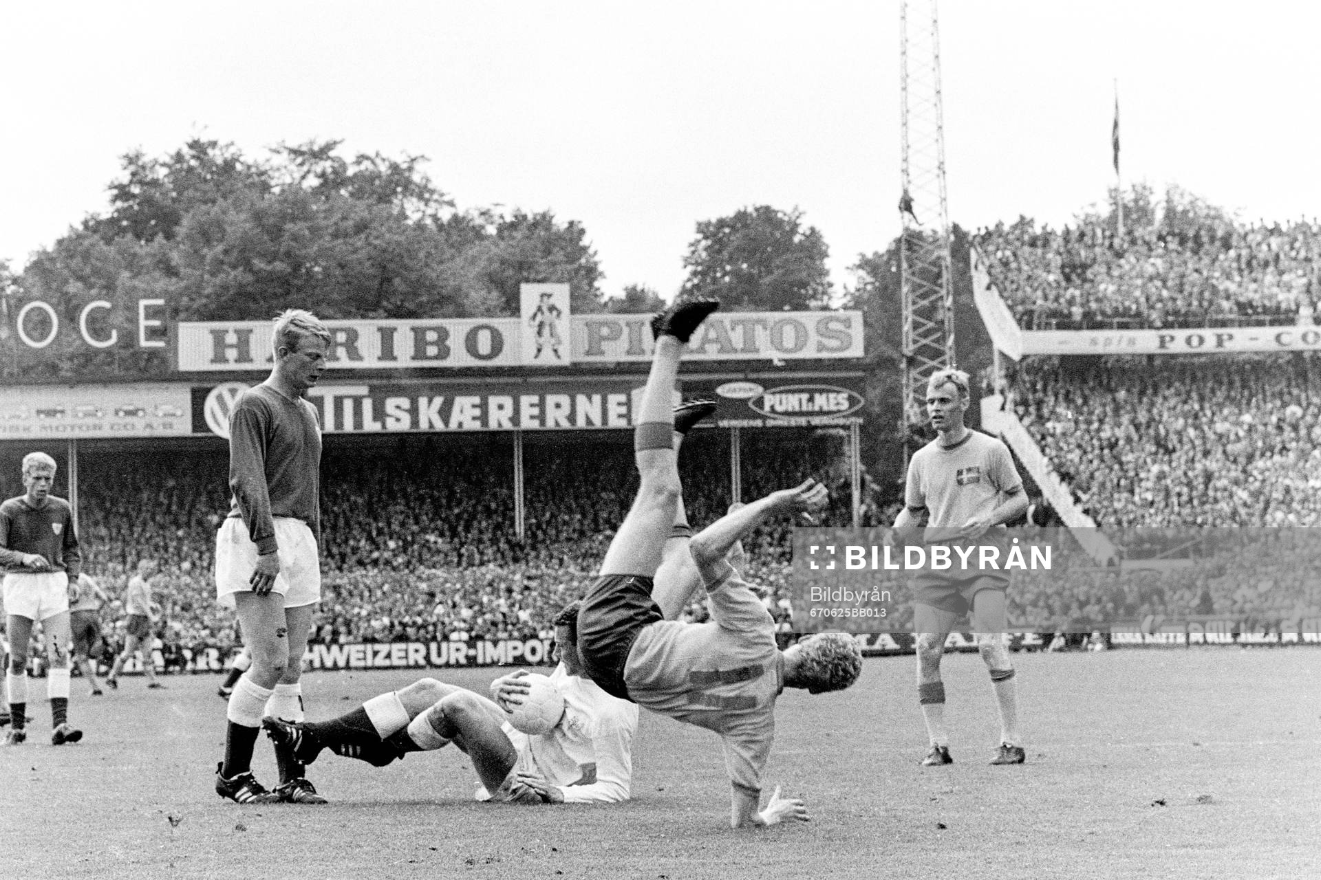Fotboll, Danmark - Sverige, 1-1: Sveriges Tom Turesson bjuds på en lufttur.