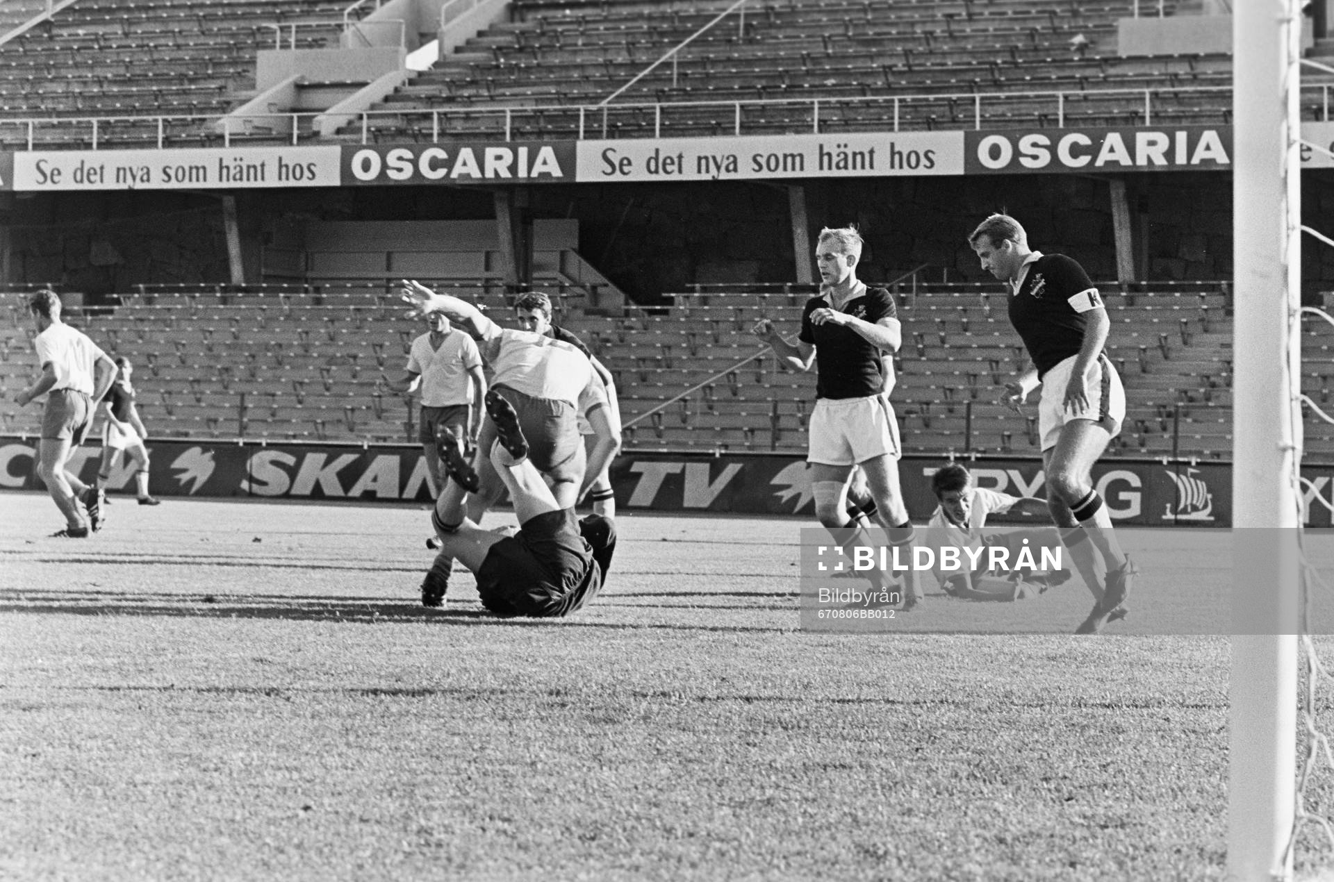 Fotboll, Tipscupen, AIK - VSS Kosice: Situation framför aiks målvakt Gunnar Lundh.